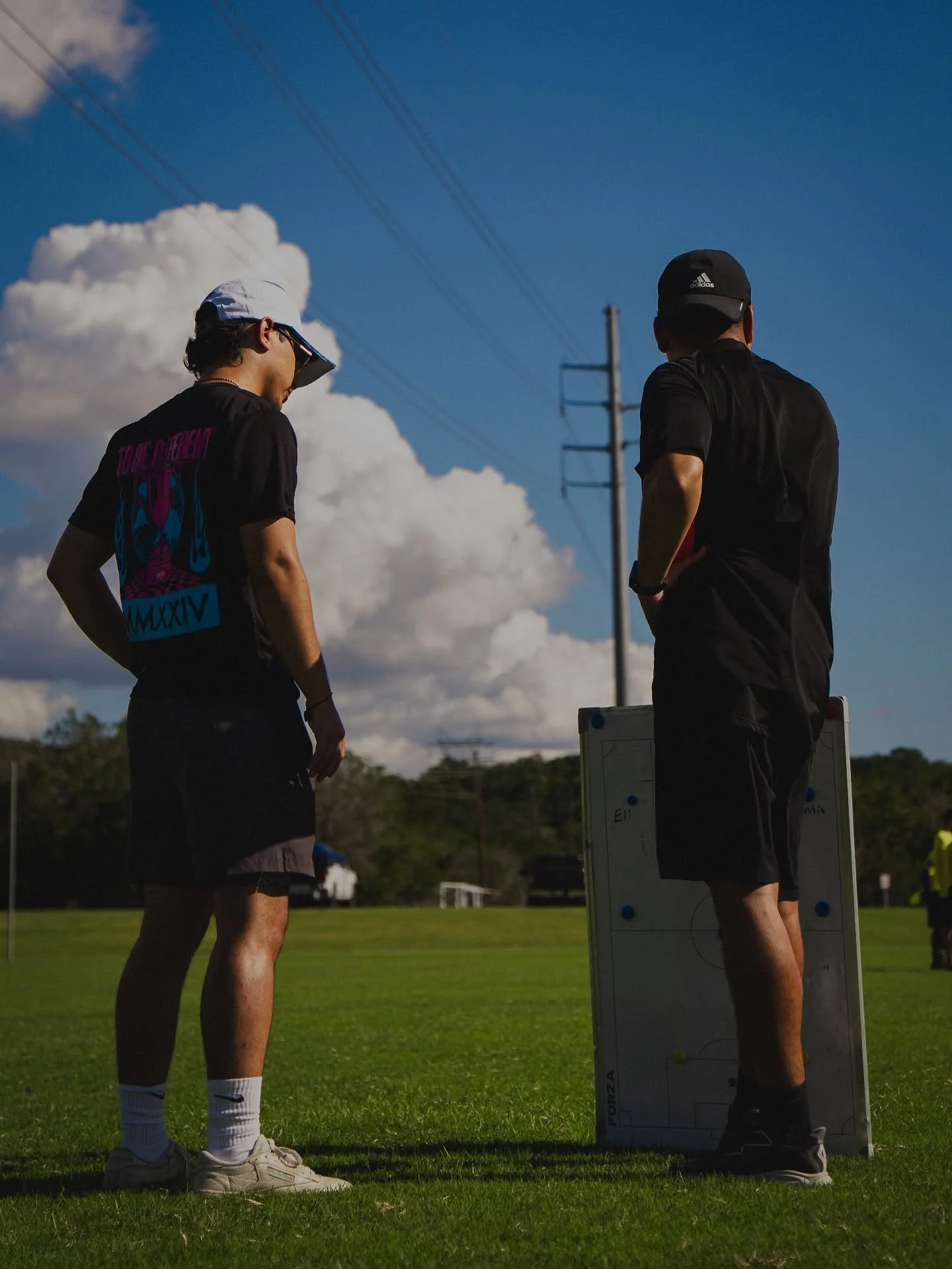 Crisp skies, sharp focus, locked in. 📸😤🔥

.

.

.

#GameDayReady #SportsPhotography #SoccerLife #TeamFocus #EchoesAndIvy #SportsPhoto #efficientsoccer