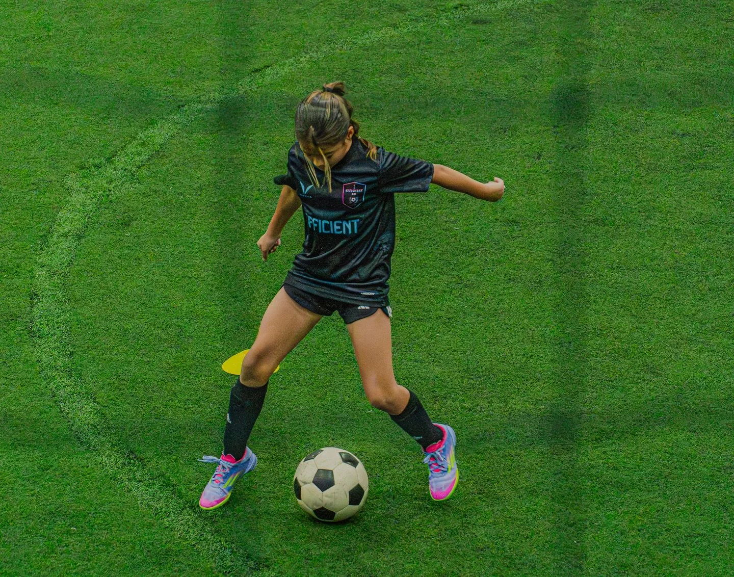 Captured the final touches before the weekend&rsquo;s matches. ⚽️📸

#sanantoniophotographer #SoccerPhotography #EchoesAndIvy #EfficientSoccer #YouthSoccer #SoccerTraining #GameDayReady #SoccerLife #SportsPhotography #SoccerCommunity #indoorsoccer #s