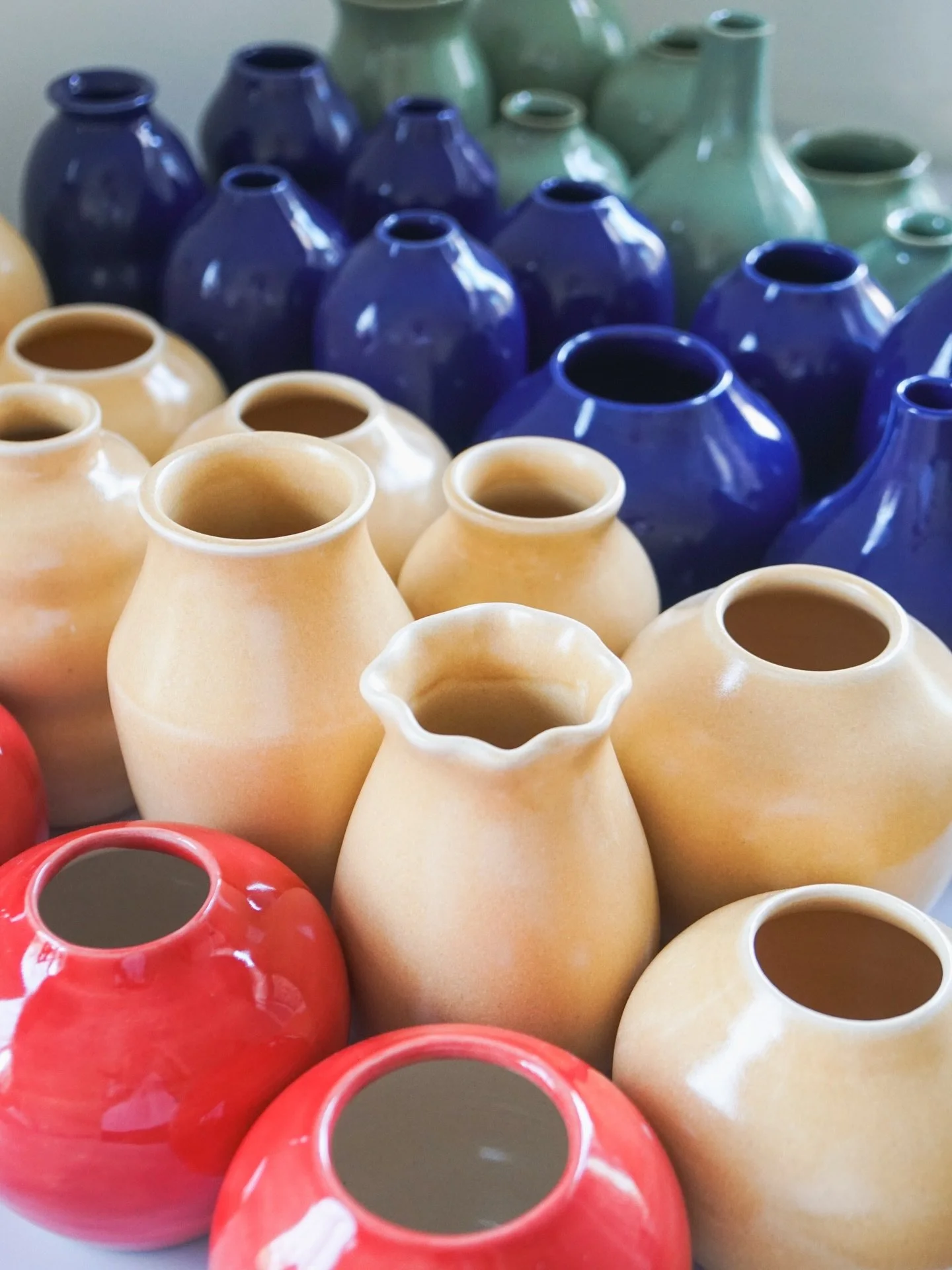 This color combination gives me all of the @pendletonwm throwbacks. 
#handmadepottery #handmadeceramics #custompottery #customvases