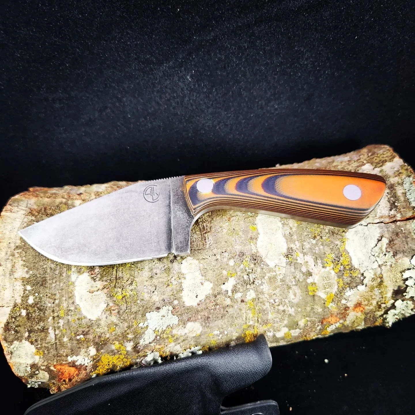 1084 steel and G10 handle. The material comes layered like that. I saw this knife and recreated it from a picture.