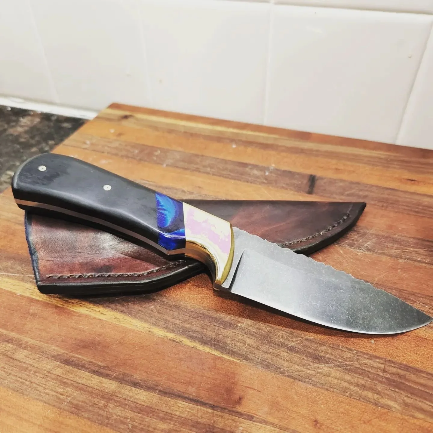 Copy of Dads knife I made for one of his friends. 1084 blade and ebony handle with an acrylic piece in there with a brass bolster.