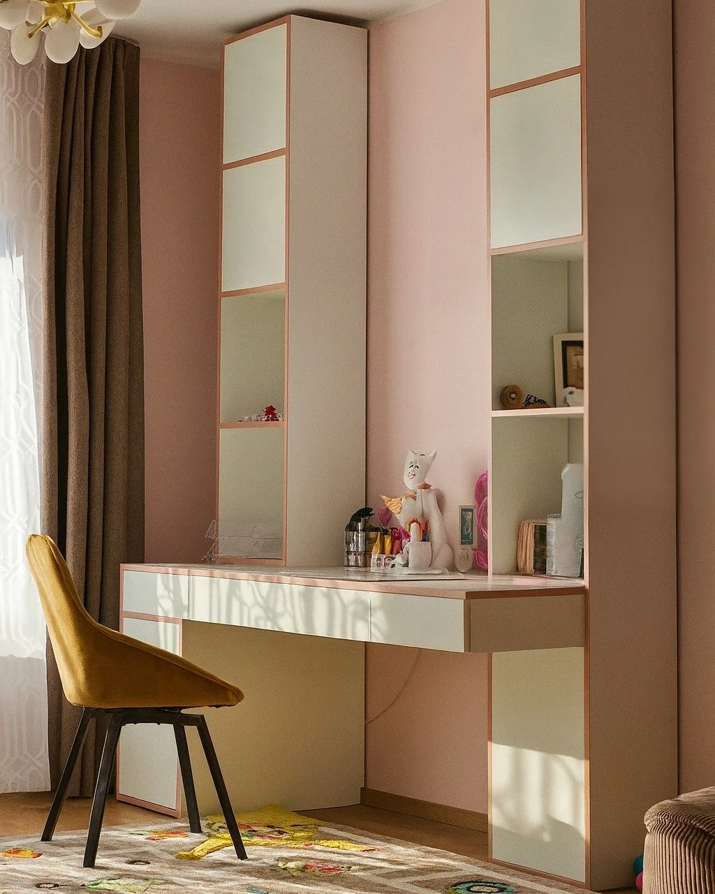 "Klient: @marina_musju" 
Armas ja modernne töölaud tüdrukule 🌸. 
Kõik kapid ja sahtlid on push-to-open süsteemiga – ilma käepidemeteta, et säilitada puhas ja elegantne välimus ✨. Valge viimis