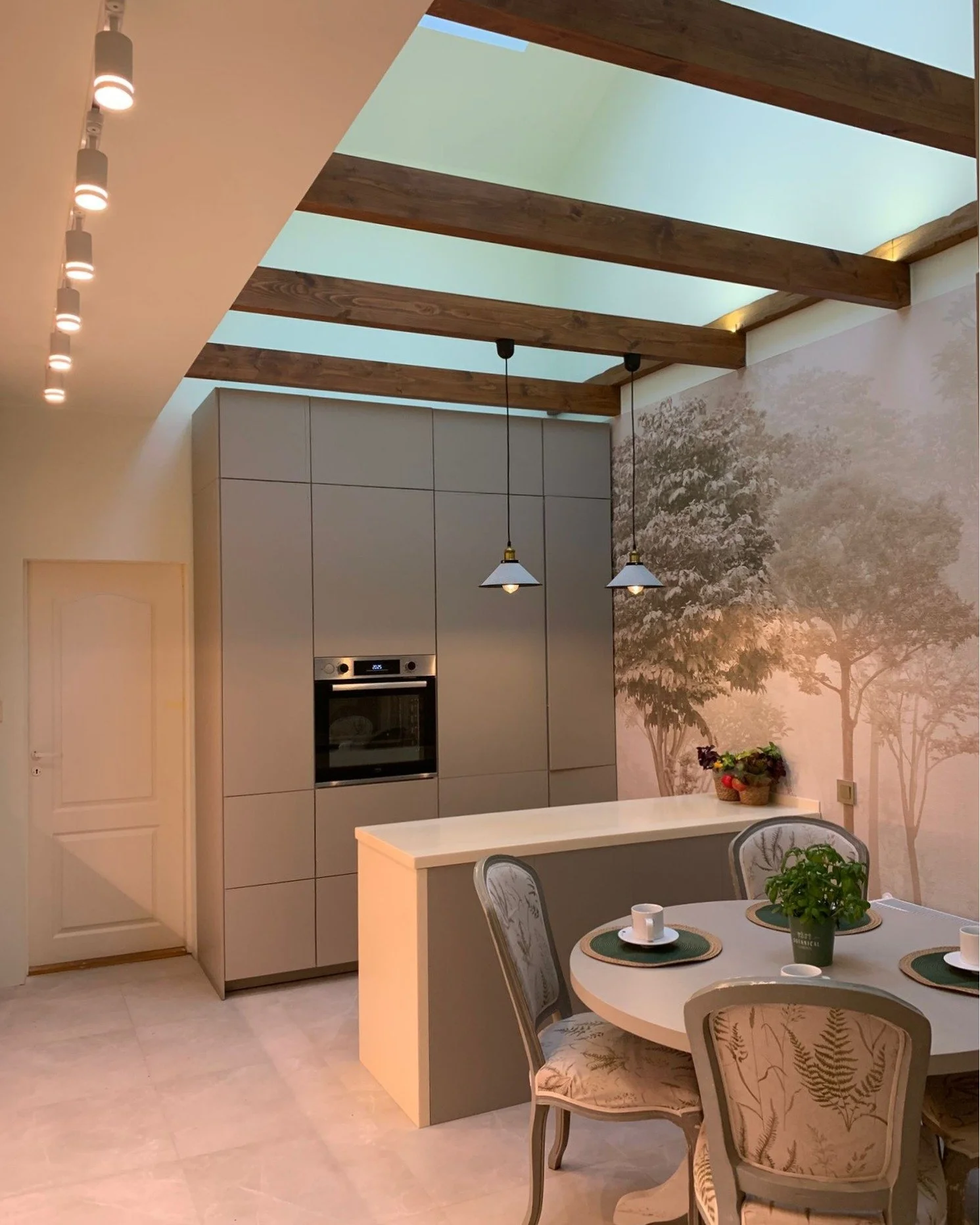 Kaasaegne hele köök ✨ värvitud mattfassaadidega 🎨 ja integreeritud tehnikaga ⚙️. Mahukad kapid laeni 📦, mugav tööala pliidiplaadi 🍳, kraanikausi 🚰 ja stiilse köögisaarega 🍽️. Söögiala ümara laua