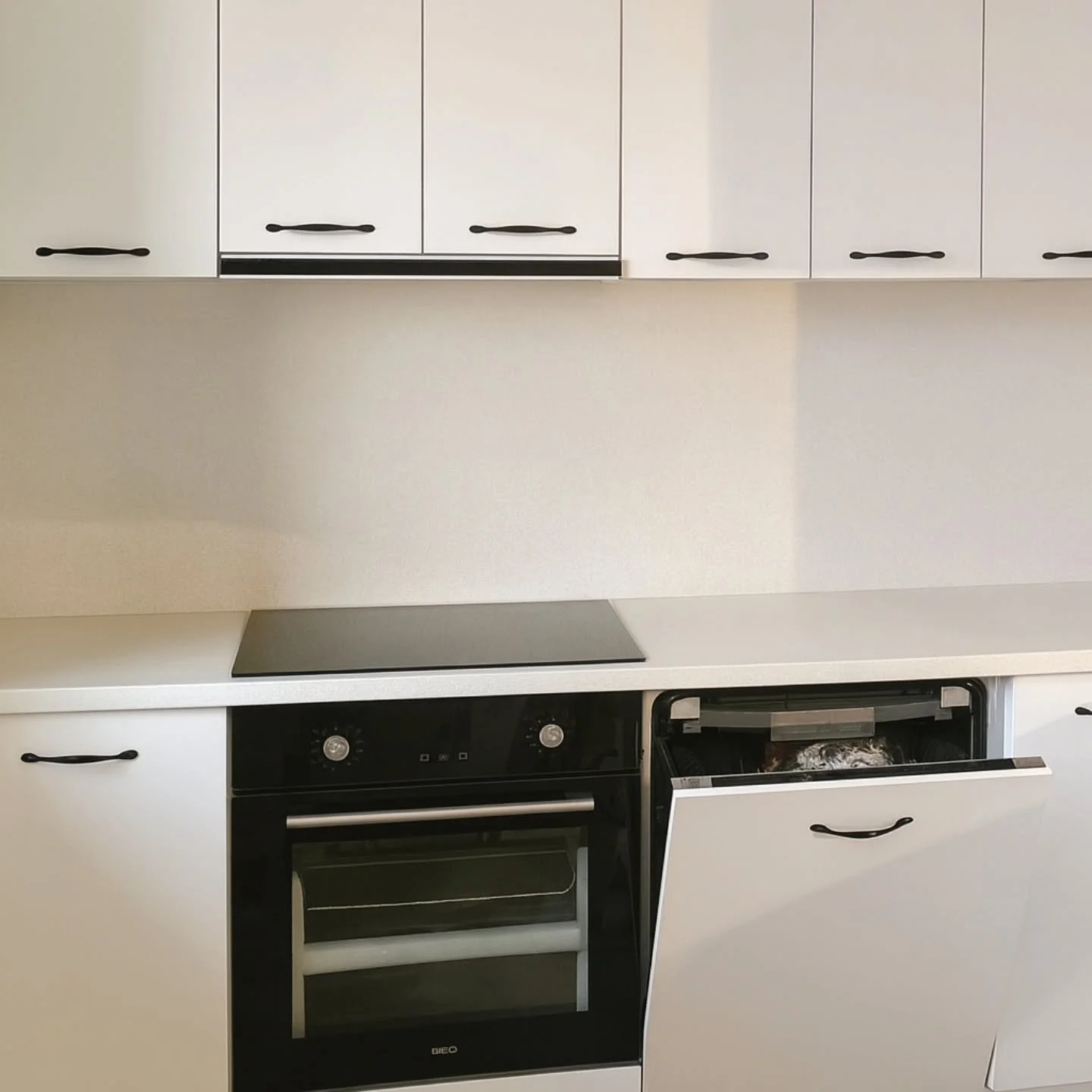 Modernne nurgaköök, mis ühendab funktsionaalsuse ja minimalistliku disaini ✨ Valged sileda viimistlusega melamiin- või laminaatuksed loovad puhta ja helge mulje ning sobivad suurepäraselt igasse kaasaegsesse korterisse. T&o