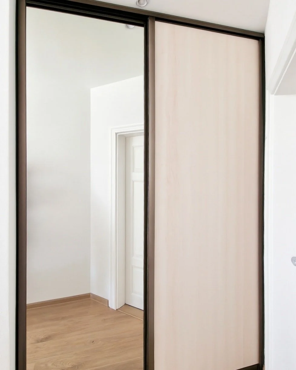 Уют и порядок в каждой детали ✨
Идеальное решение для хранения в нише: полки из натурального дерева с тёплым тонированием 🌿 и удобная штанга для одежды 👗🧥.
Вся система аккуратно скрыта за раздвижными дверями в бронзовом профиле 🟤:
▪️ Одна дверь с
