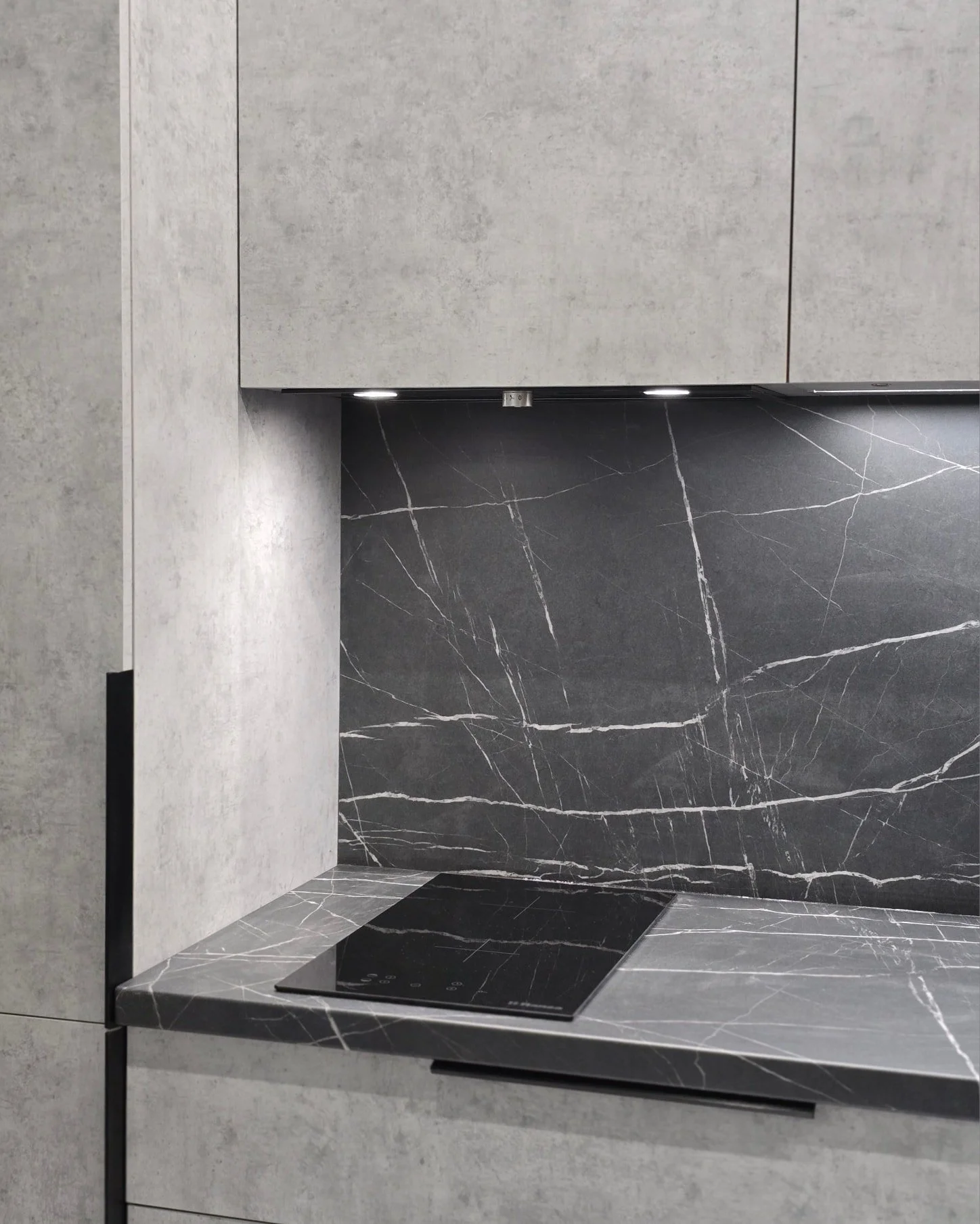 ✨ Stiilne ja praktiline köök betooni efektiga!
Valmistatud Egger F186 ST9 Light Grey Chicago Concrete dekorist – kaasaegne ja vastupidav valik 🪵⚙️
🖤 Tööpind ja seinapaneel – must marmor valgete soontega
🧼 Must vala