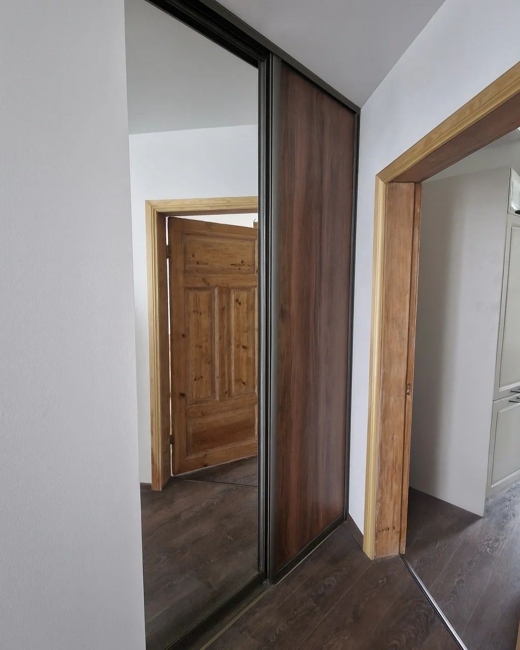 Liuguksesüsteem nišši paigaldamiseks
Rätseplahendus naturaalsest puidust riiulitega, mis on valmistatud täpselt teie mõõtude järgi. Ukseprofiilide ja täitematerjalide värvikombinatsioonid on v