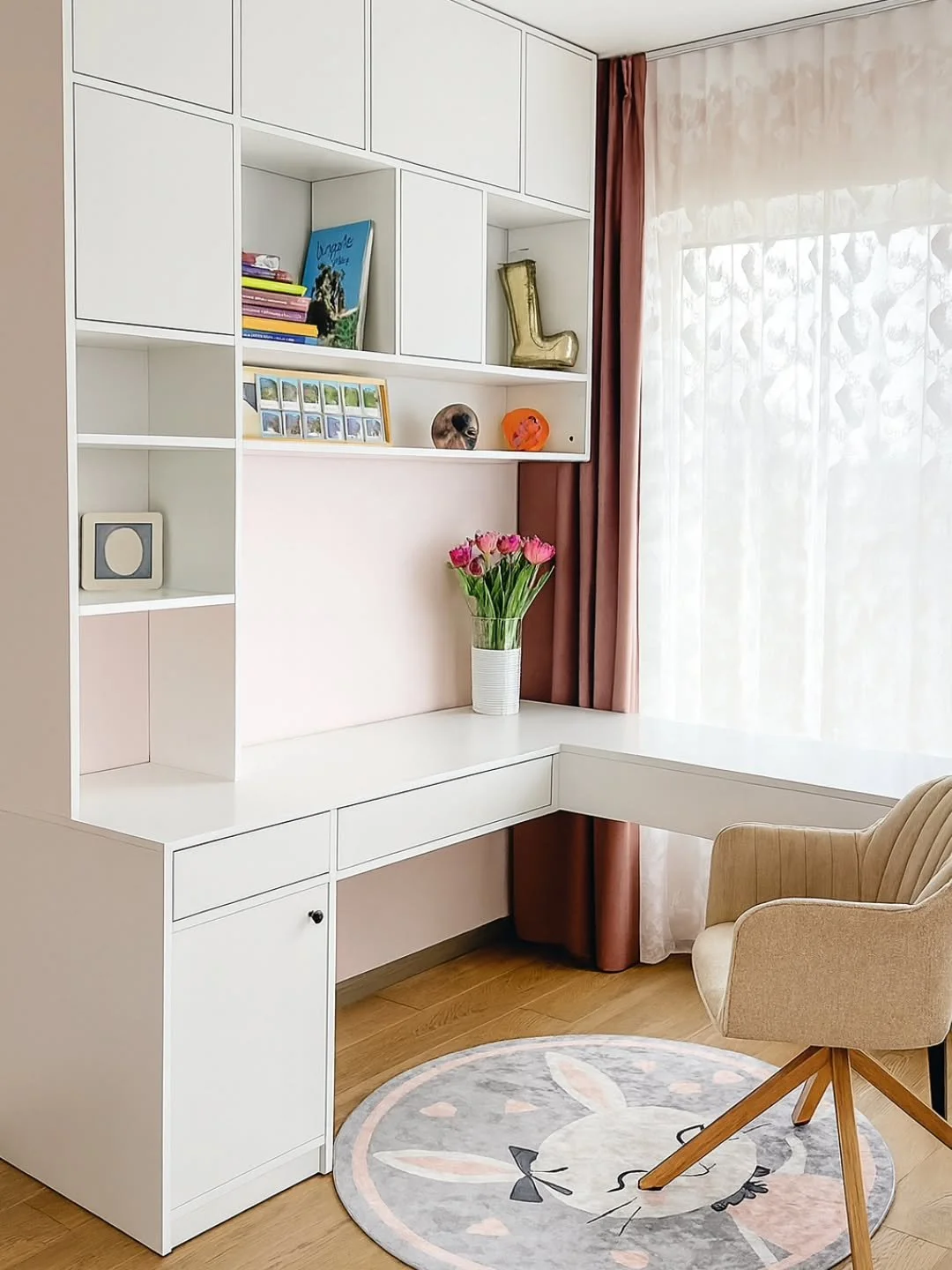 «Клиент: @marina_musju »
✨ Функциональный детский стол с системой хранения
Удобное и стильное рабочее место для ребёнка! Этот стол с навесными шкафами и встроенными полками создаёт идеальные условия для учёбы и творчества. Выполнен в бело