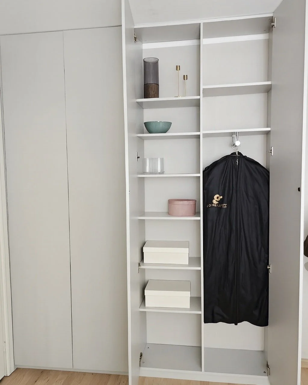 ✨ Шкаф на заказ — идеальный минимализм для вашего интерьера! ✨
Этот стильный шкаф серого цвета — удачное сочетание функциональности и эстетики. Он спроектирован по универсальным размерам, чтобы подойти к большинству помещений, и при этом