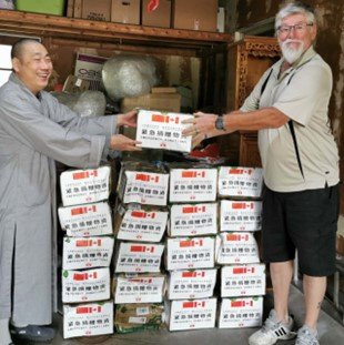 United Health Toronto 醫療網的代表親臨提取口罩