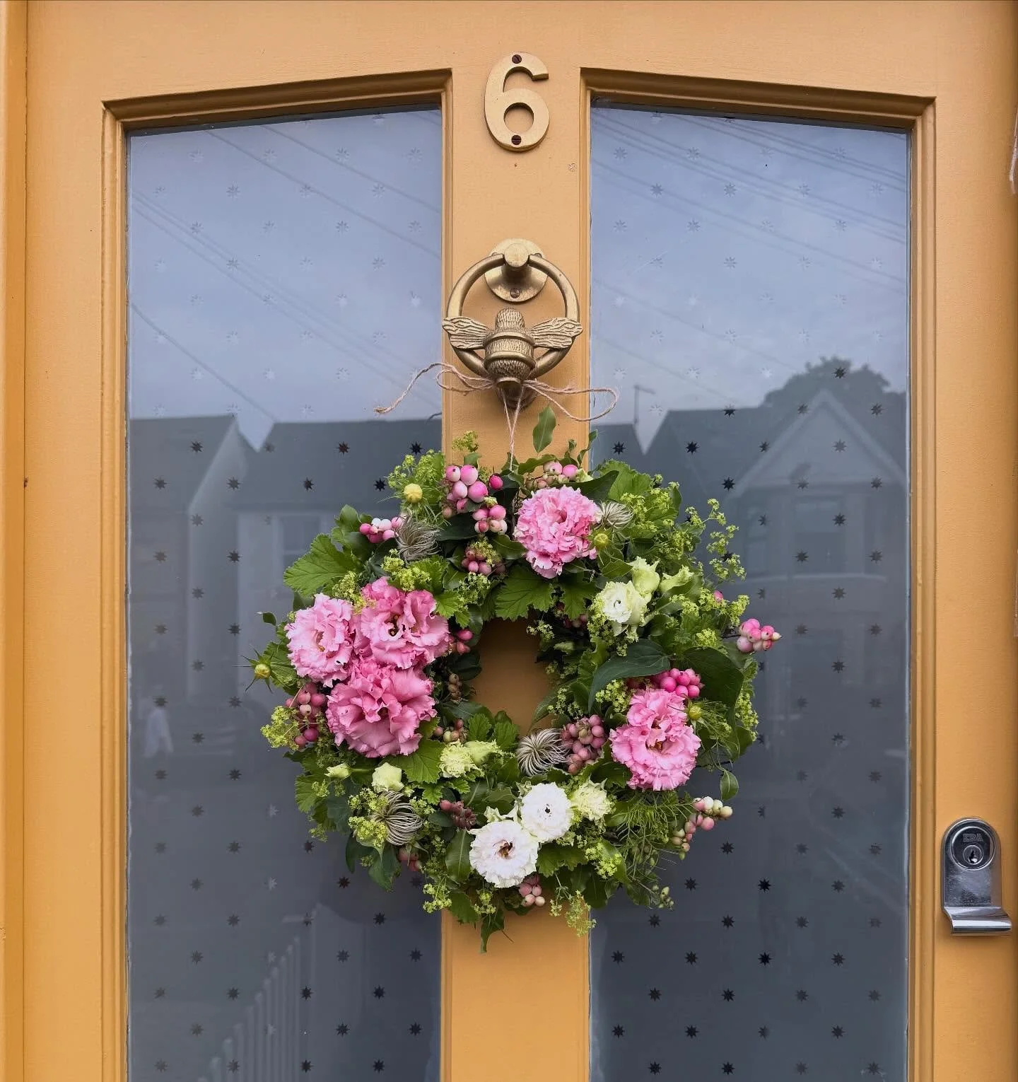 Before the winter season comes into full force, I wanted to give this sweet pink wreath (from September) a moment on the grid. 🌸