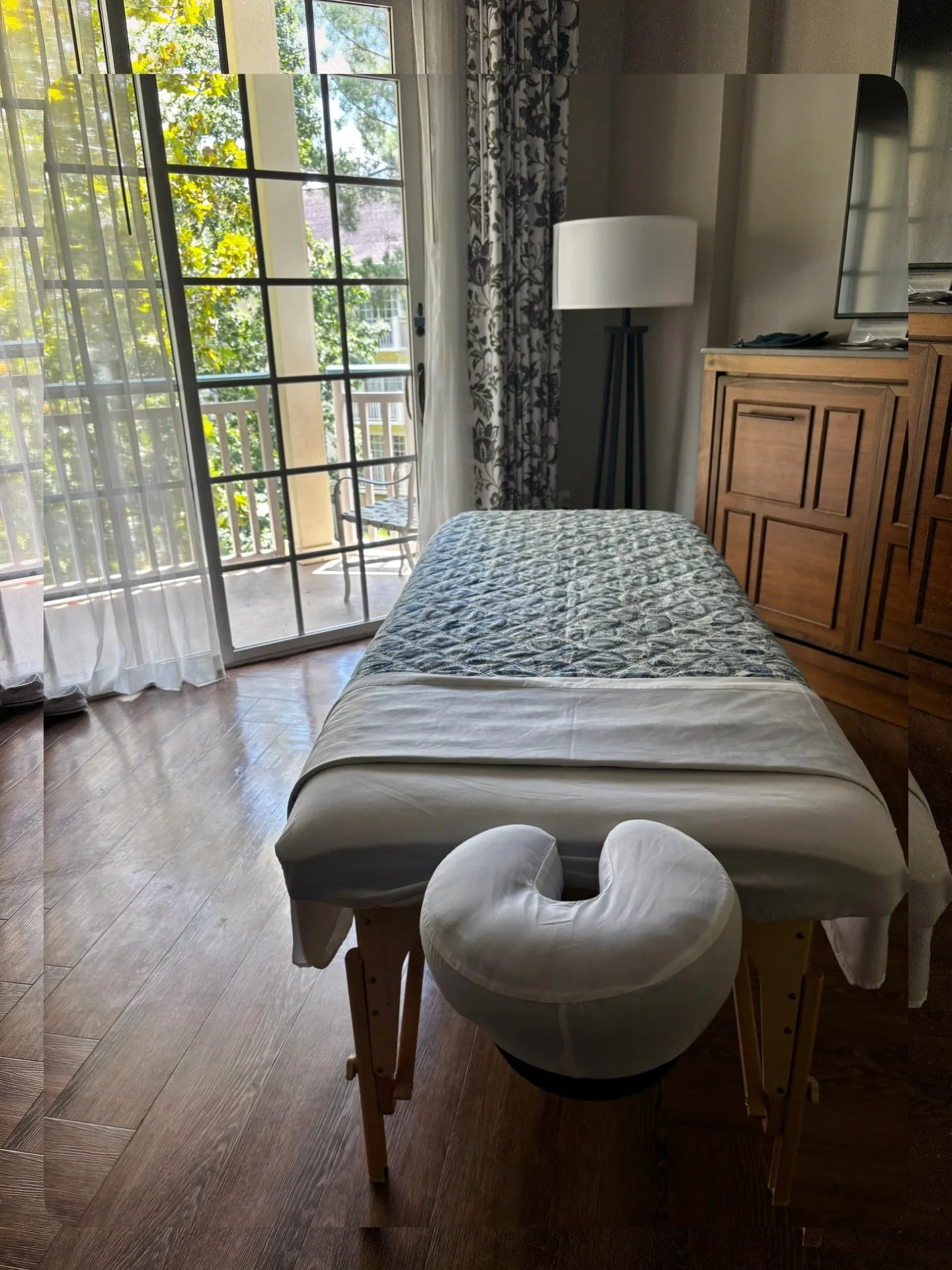 Welcome to your relaxation station. 
📍 Disney’s Saratoga Springs Resort
📱 For Appointments 407-504-1532
#mobilemassage #mobilespa #disneyvacationclubmember #disneyday @earthlite_massage