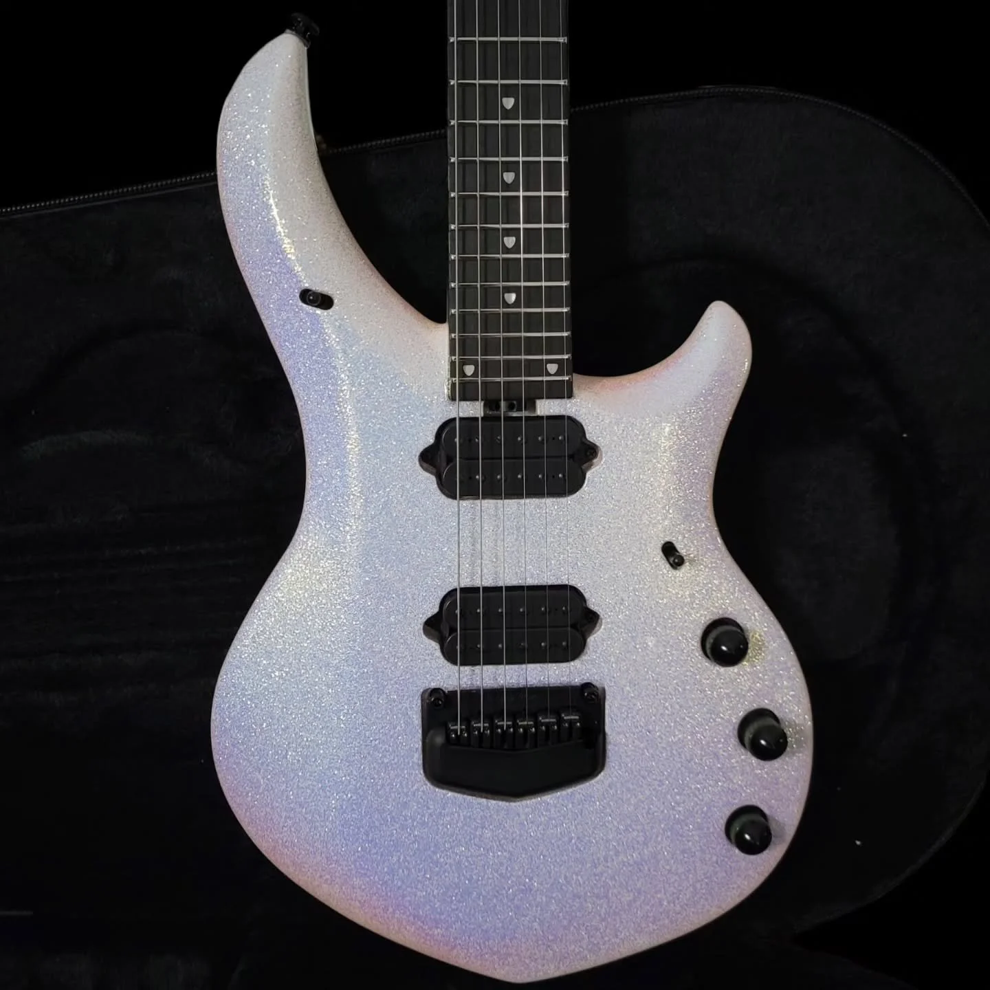 Algunas de las guitarras Ernie Ball Music Man que tenemos disponibles 🤩

#ernieballmusicman #majesty #jasonrichardson #jp15 #tosinabasi #johnpetrucci #kaizen #guitarporn #wildguitarcollection