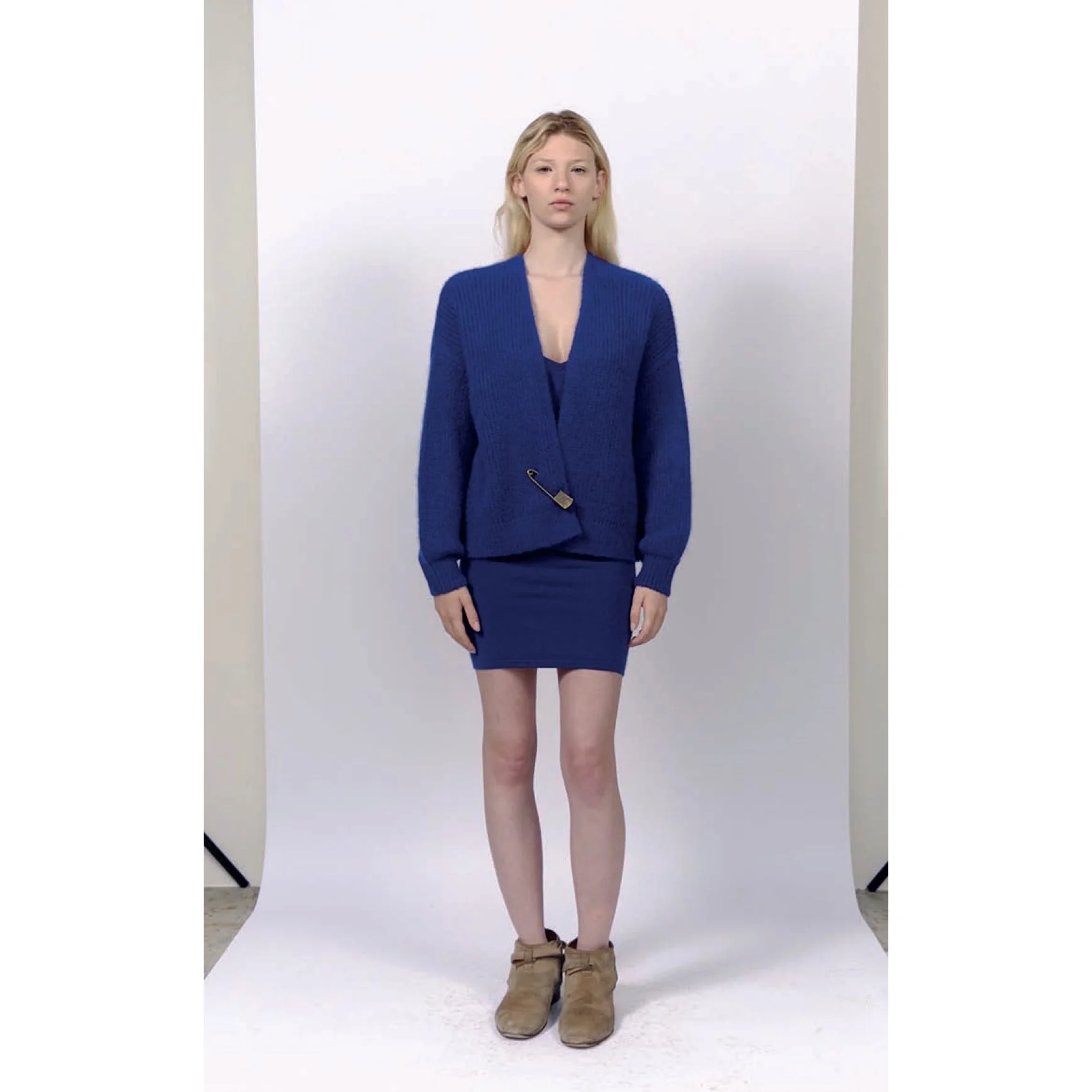 (Pre-Order) Short Cardigan With Pin