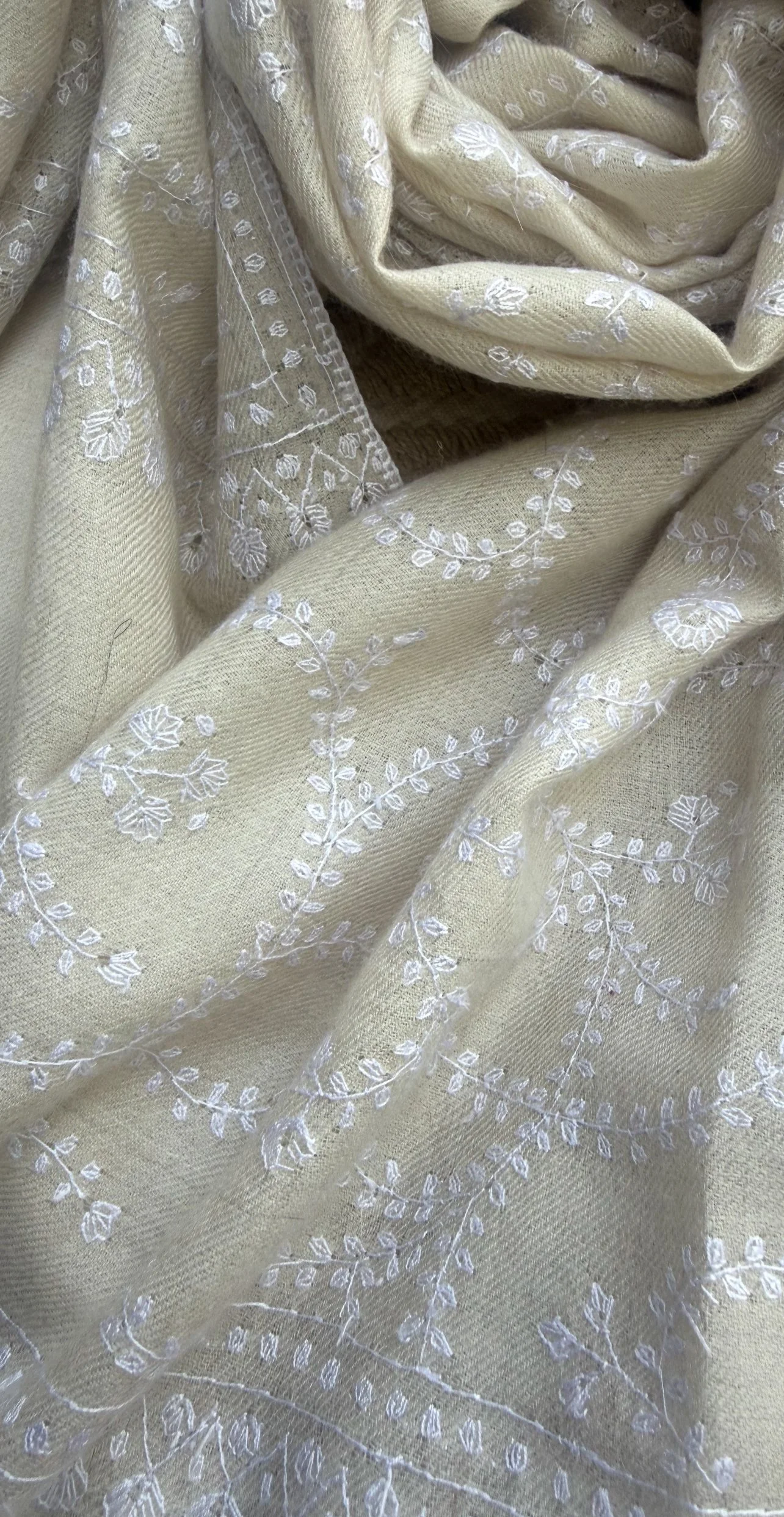 YaserShawl_BeigeWhite_detailIMG_8058.jpg