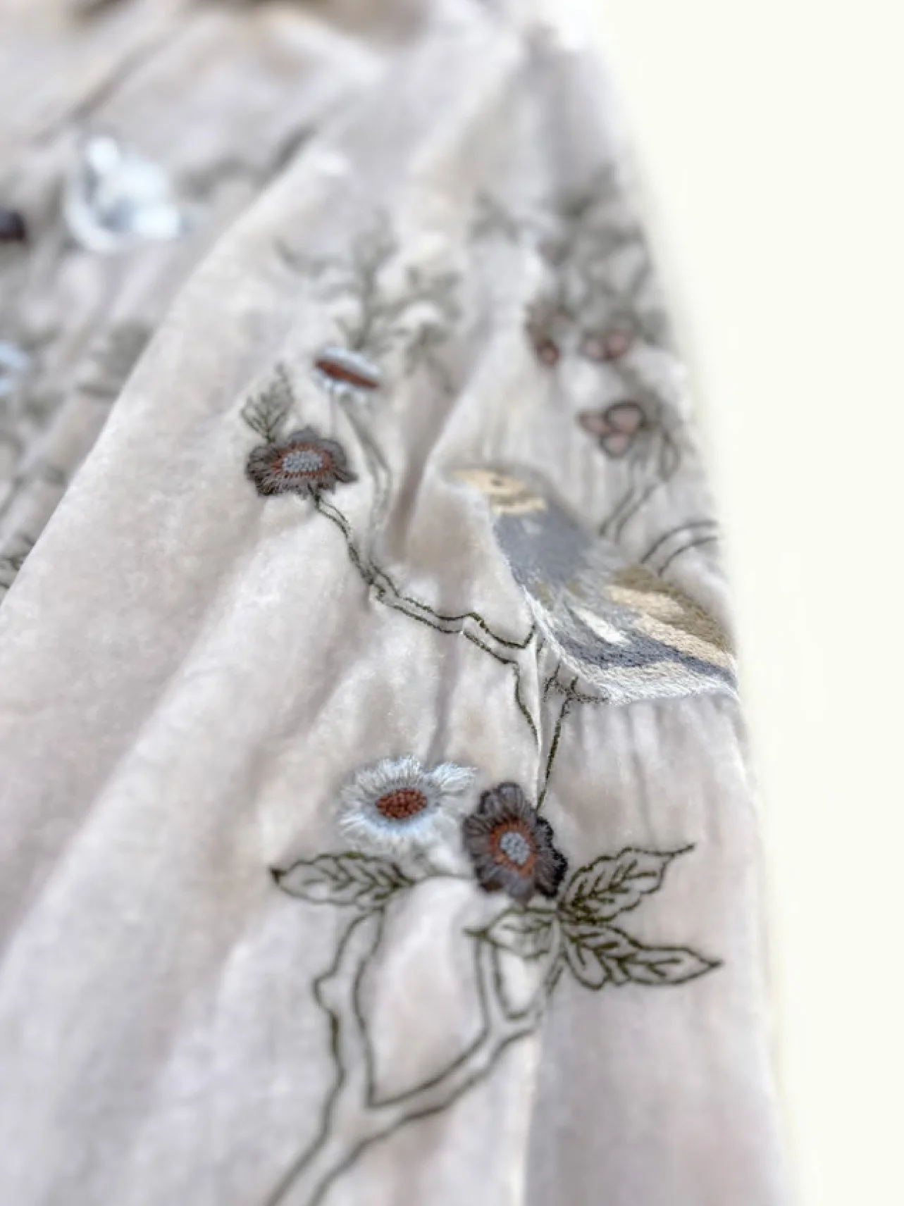 AODRESS_FW26_55_BirdsTreeSoutienCoat-details.jpg