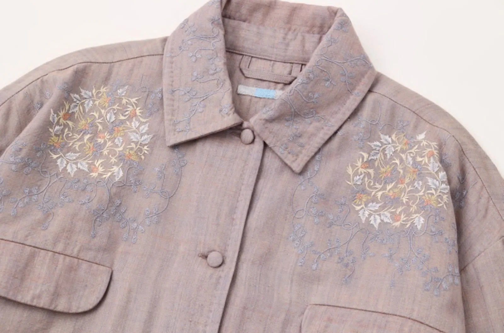 AODRESS_FW26_22_EmblemFlowersLooseFitBlouse-details.jpg