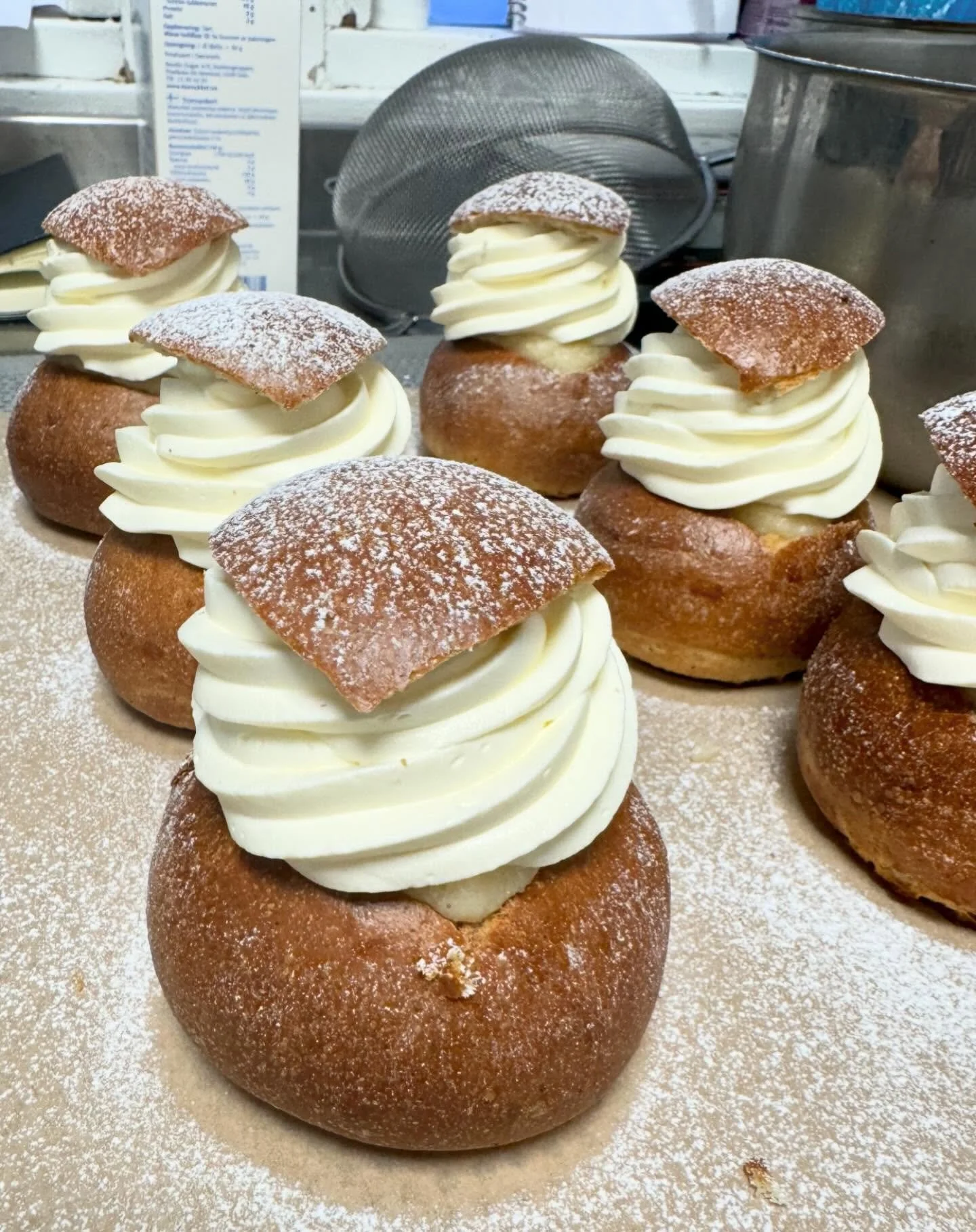 A very happy Fat Tuesday in Arvidsjaur! Thank you @hotell_laponia for the opportunity to make semlor 🤍 

AND I got to share them with the incredible @wkbaldwin and @willowandmabelgardenco !!! 🥰

#thepatesserie #fettisdag #semmeldag #semlor