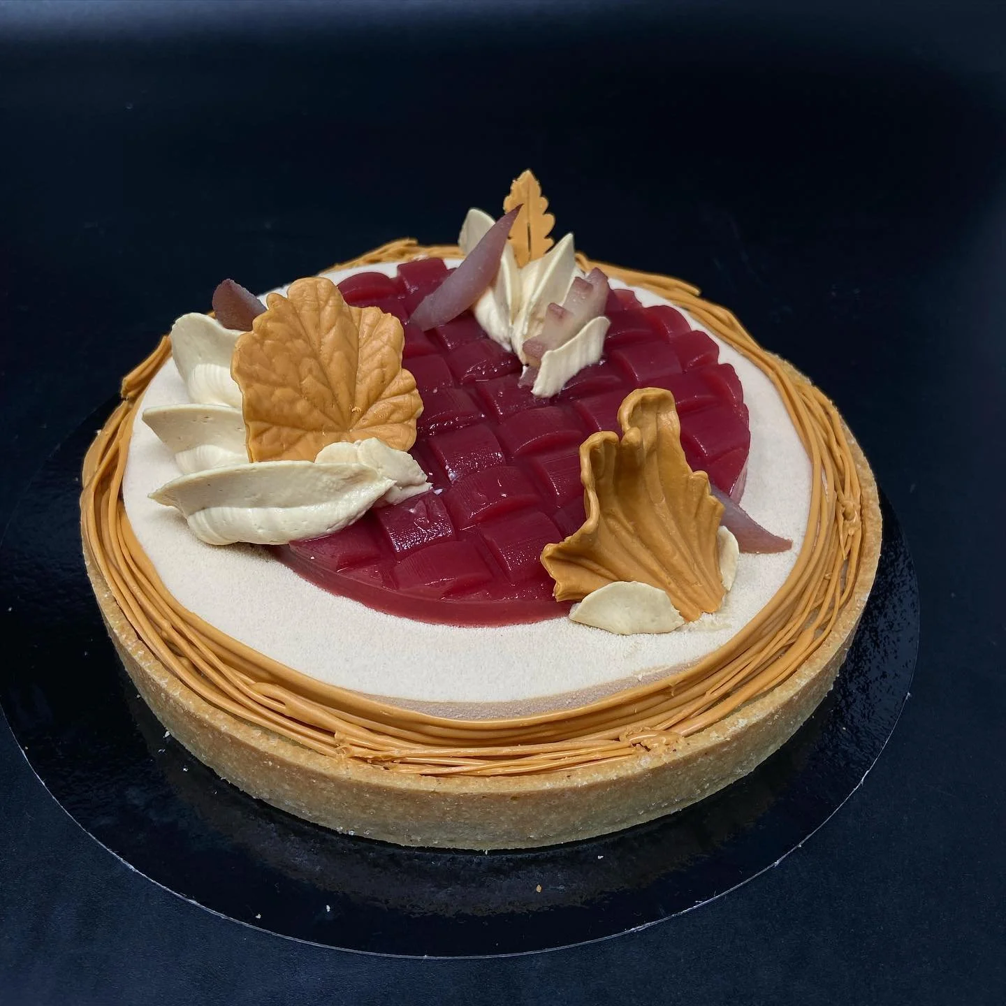 Loving the transition to autumn and seasonal flavors, like this Gl&uuml;wein &amp; Pear Tart 🍁

spekulaas sweet pastry &bull; gl&uuml;wein poached pears &bull; gl&uuml;wein gel &bull; gl&uuml;wein pear jelly &bull; almond cream &bull; spiced pear mo