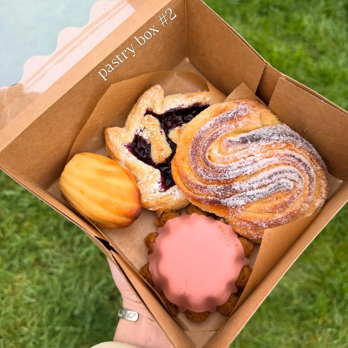 another week of fresh pastries and fresh challenges 😋 
thanks for giving me the opportunity to bake for you 🫶

this week&rsquo;s menu:
&bull; carrot cake from sorghum flour with a brown butter glaze, pink from purple carrot juice
&bull; creamsicle 