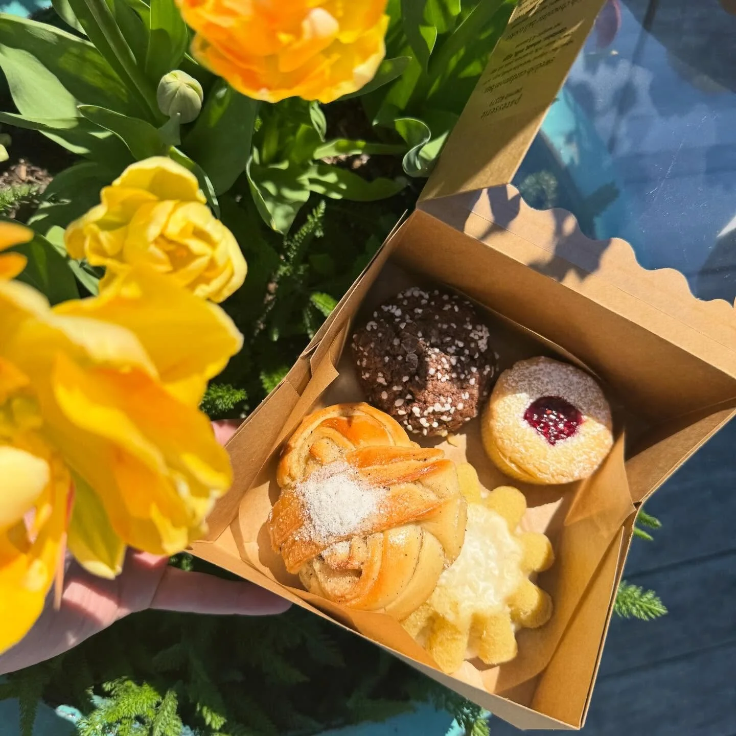 florals are in and so are pastries!

sunshine is the best reward after a morning bake :)
thanks Poulsbo!

#patesserie #pastrydrop #cardamombuns #poulsbo