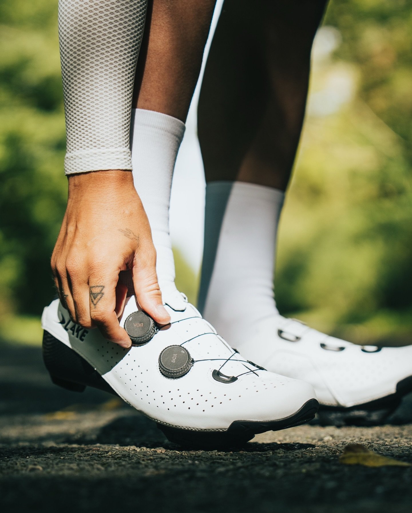 LAKE CX400 - Der brandneue High-Performance Schuh

Der Lake CX400 belebt eine der ikonischsten Performance-Plattformen der Marke neu und f&uuml;hrt sie in eine moderne, rennorientierte Richtung. Aufbauend auf dem Race-Leisten von Lake vereint dieser 