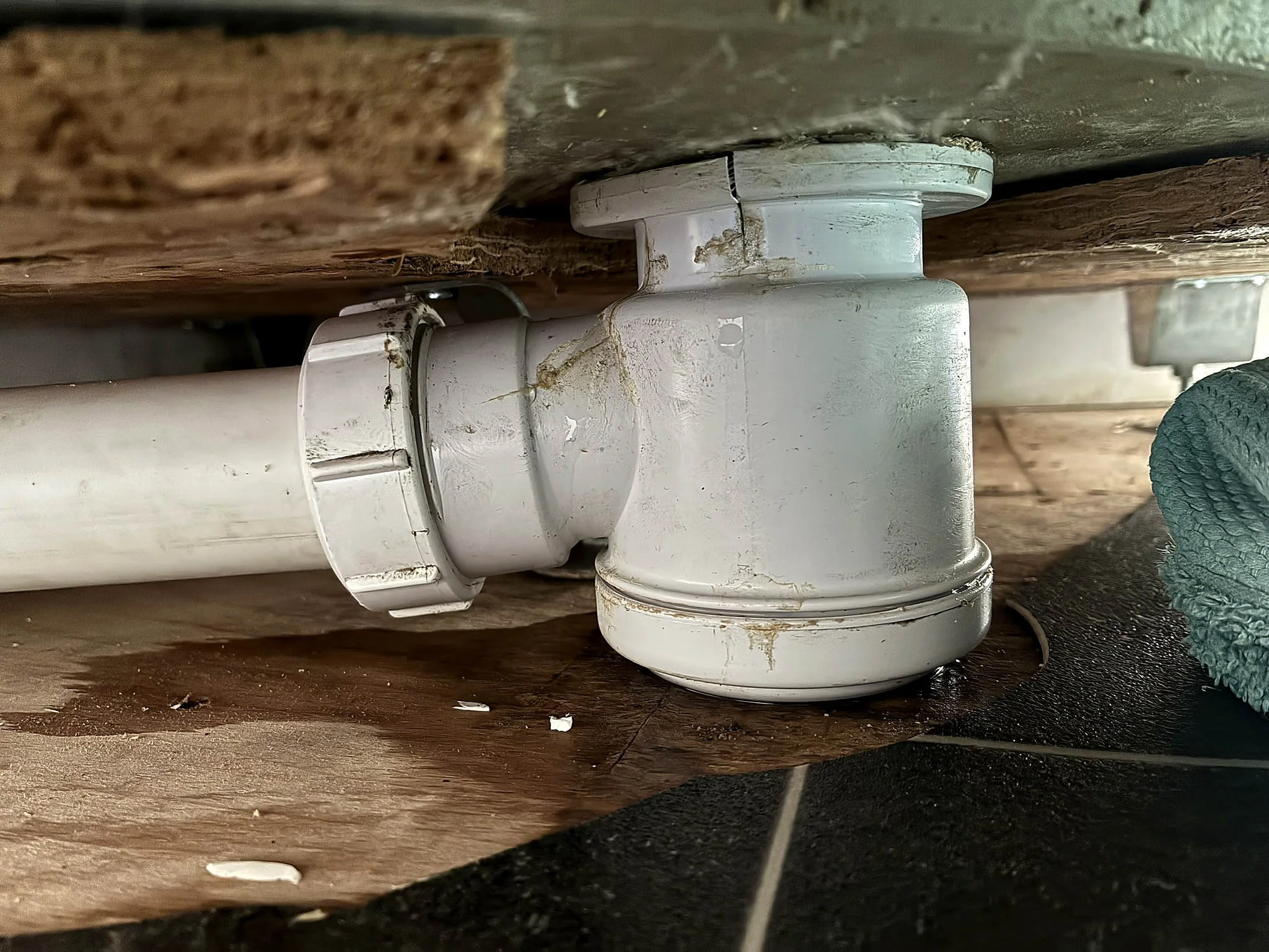 leaking shower trap waste in leicester ruditheplumber.co.uk.jpg