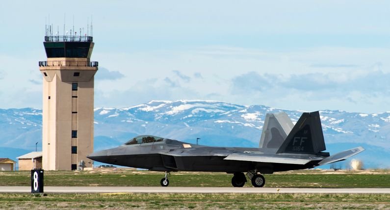 795px-F-22_Raptor_at_Mtn_Home_AFB.jpg