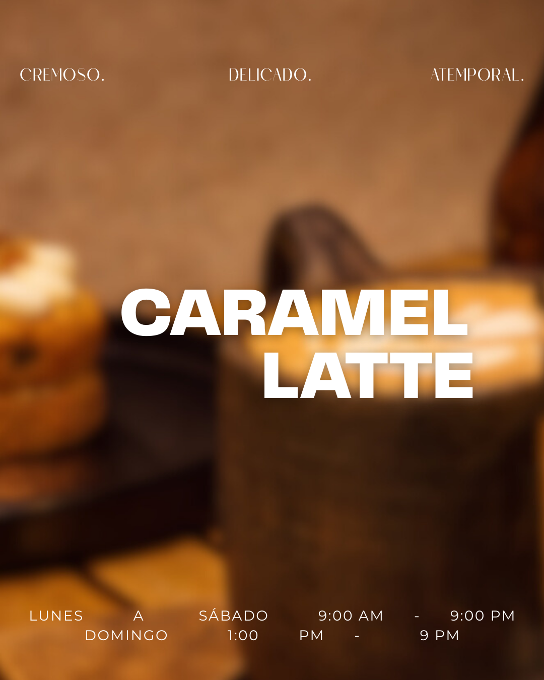 Cartel promocional de caramel latte con fondo difuso de una mesa y comida.