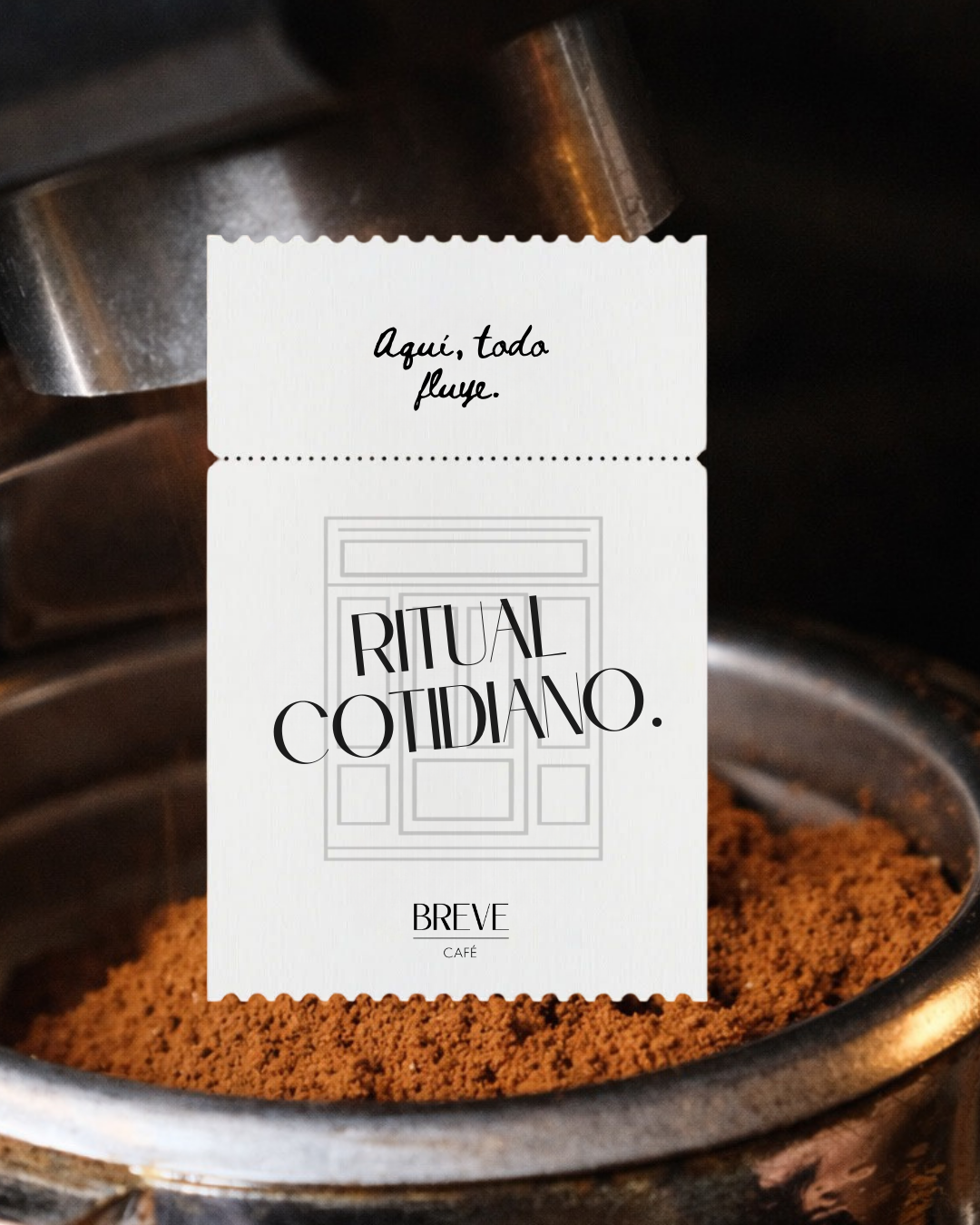 Un paquete de café con la etiqueta que dice 'Ritual Cotidiano' sobre una olla con café molido. La parte superior del paquete tiene una nota que dice 'Aquí, todo fluye.'