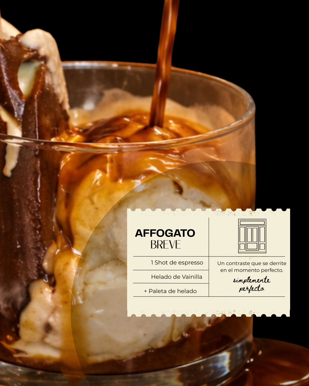 Un vaso con helado de vainilla cubierto con salsa de caramelo, acompañado de un trozo de pastel de chocolate.