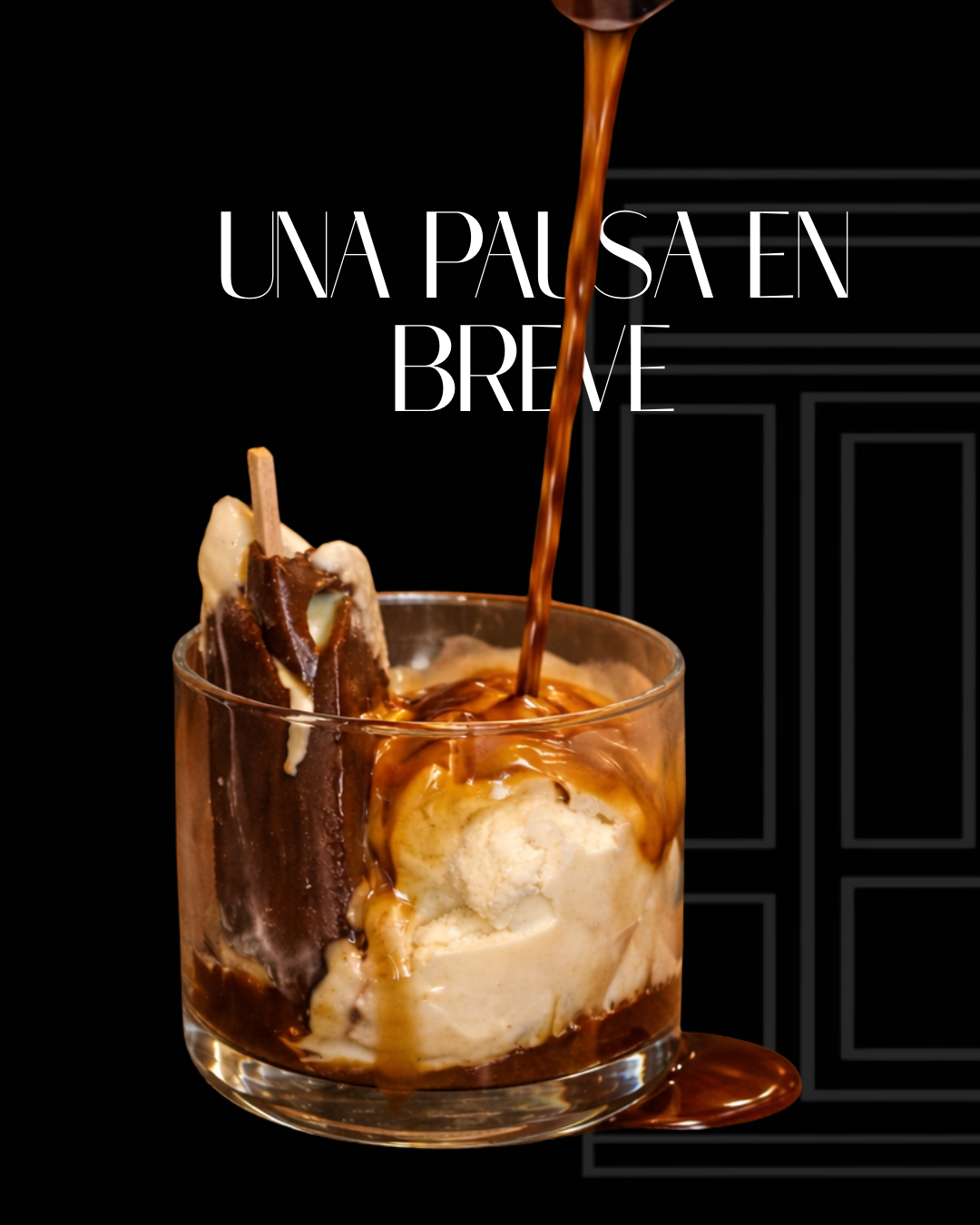 Vaso con helado de vainilla y chocolate, con salsa de chocolate siendo vertida, decorado con una pieza de chocolate y una galleta, fondo negro con texto 'Una pausa en breve'.