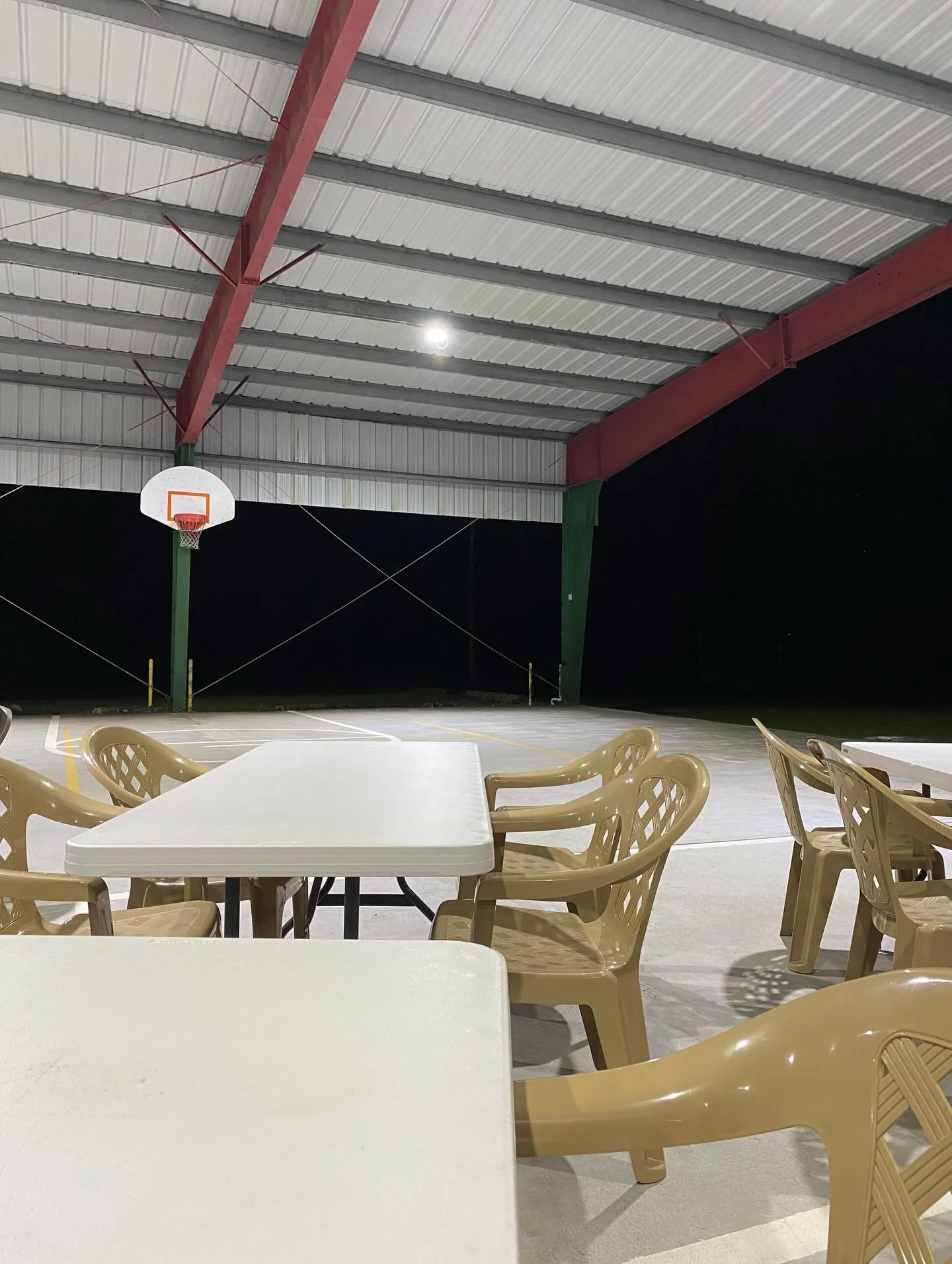 Check out the all new LED lighting under the Leilani Estates Pavilion!✨🙌🏽 Super excited that these were put up just in time for next week&rsquo;s inaugural market! 🤙🏽
Plenty of light for shopping and dancing&hellip; 🕺🏽💃🏽🛍

#mokustreetmarket 