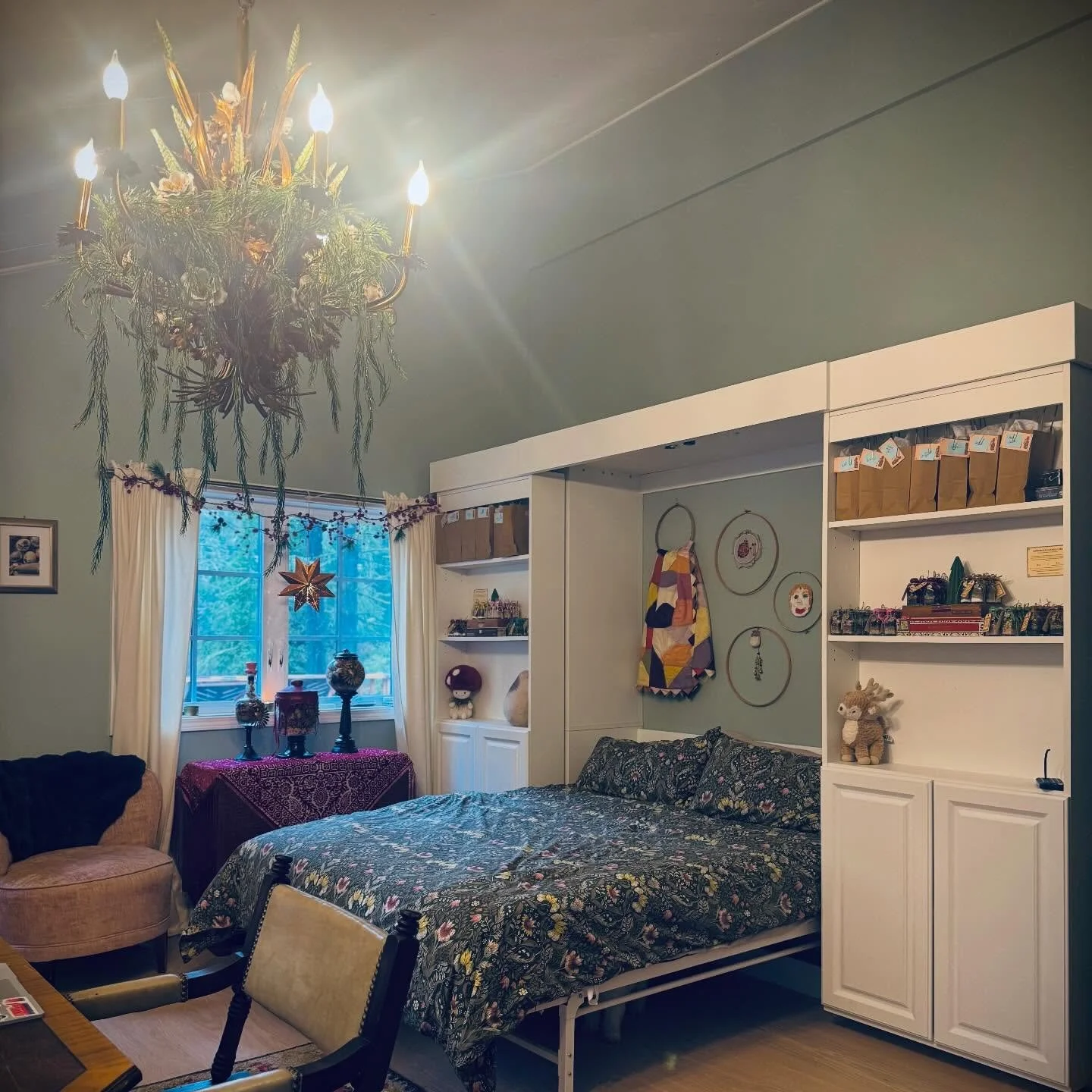 Converting the studio back to the bedroom configuration for my daughter who is staying with me this winter! I could t have done the @viva_vashon_artists Studio Tour without you @cate_shalom! 💗💗💗