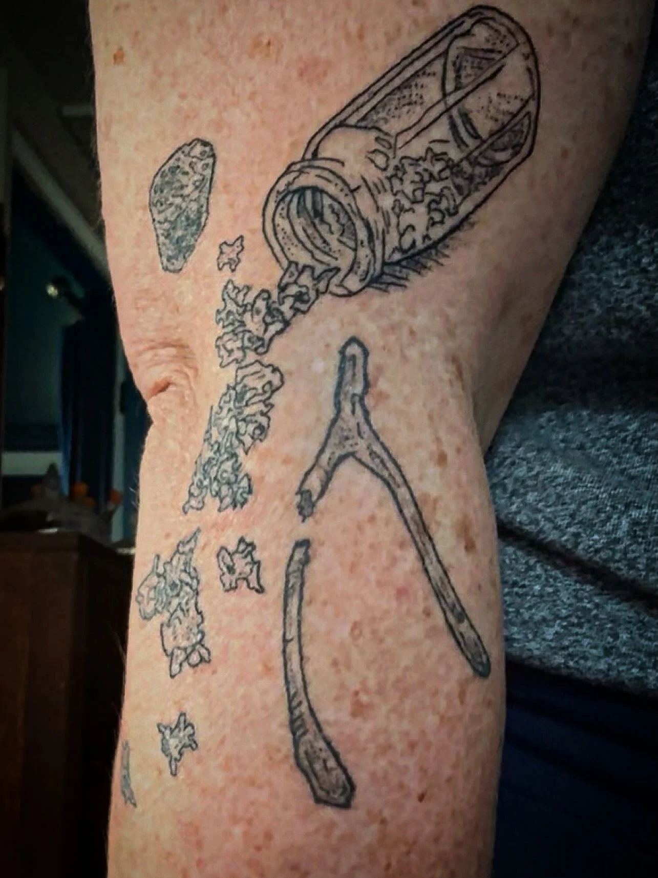 Not the best photo (&lsquo;cuz it&rsquo;s hard to take a picture of your own arm) but I&rsquo;m super stoked with the next installation on the apothecary/cabinet of curiosities sleeve @trkaltreider is creating for me! Wishbone (healed), rattlesnake v