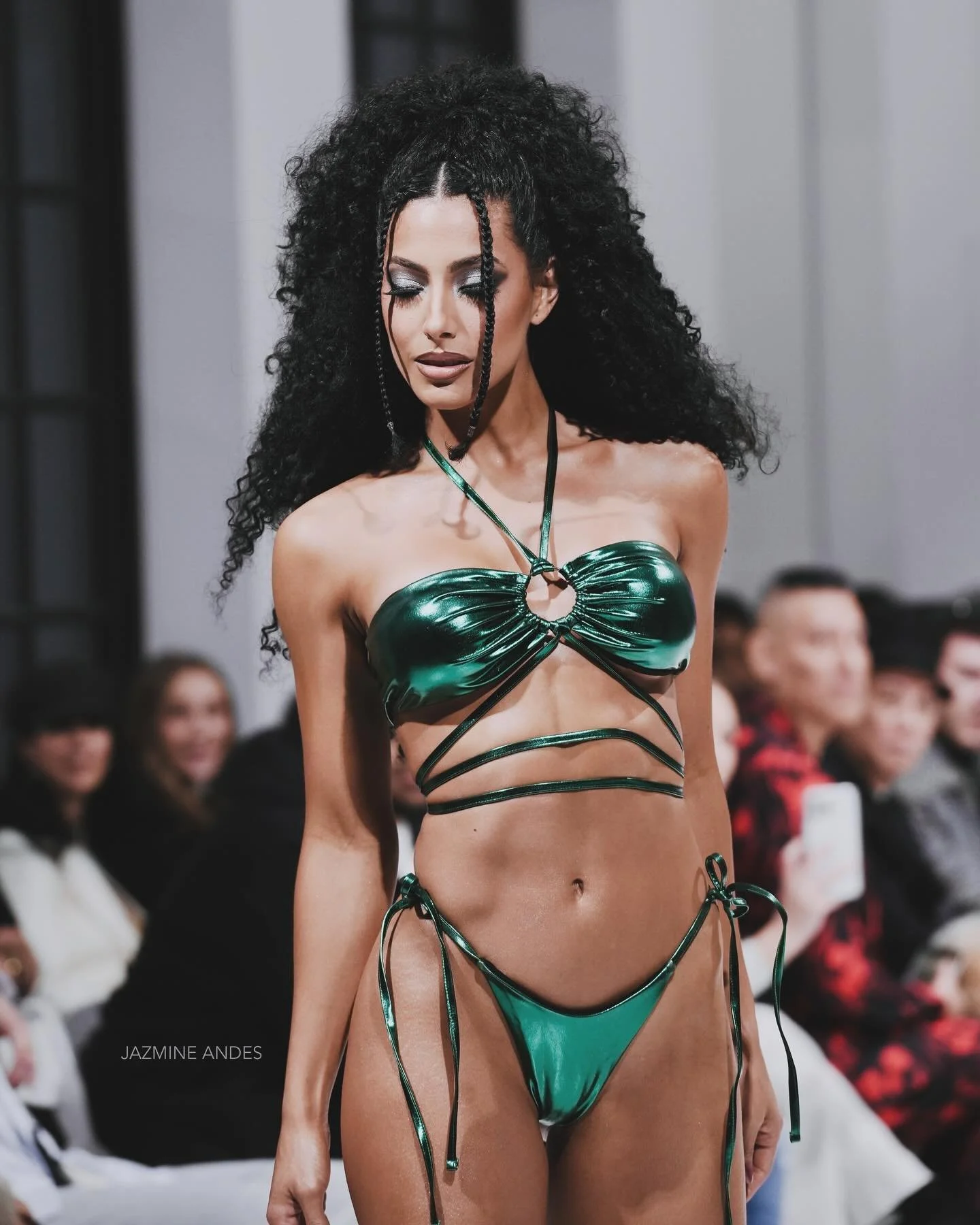 First time shooting New York Fashion Week 📸
Show: @thebureaufashionweek 
Designer: @strata_swimwear 
- -
#nyfw24 #nyfw #nyfw2024 #swimwear