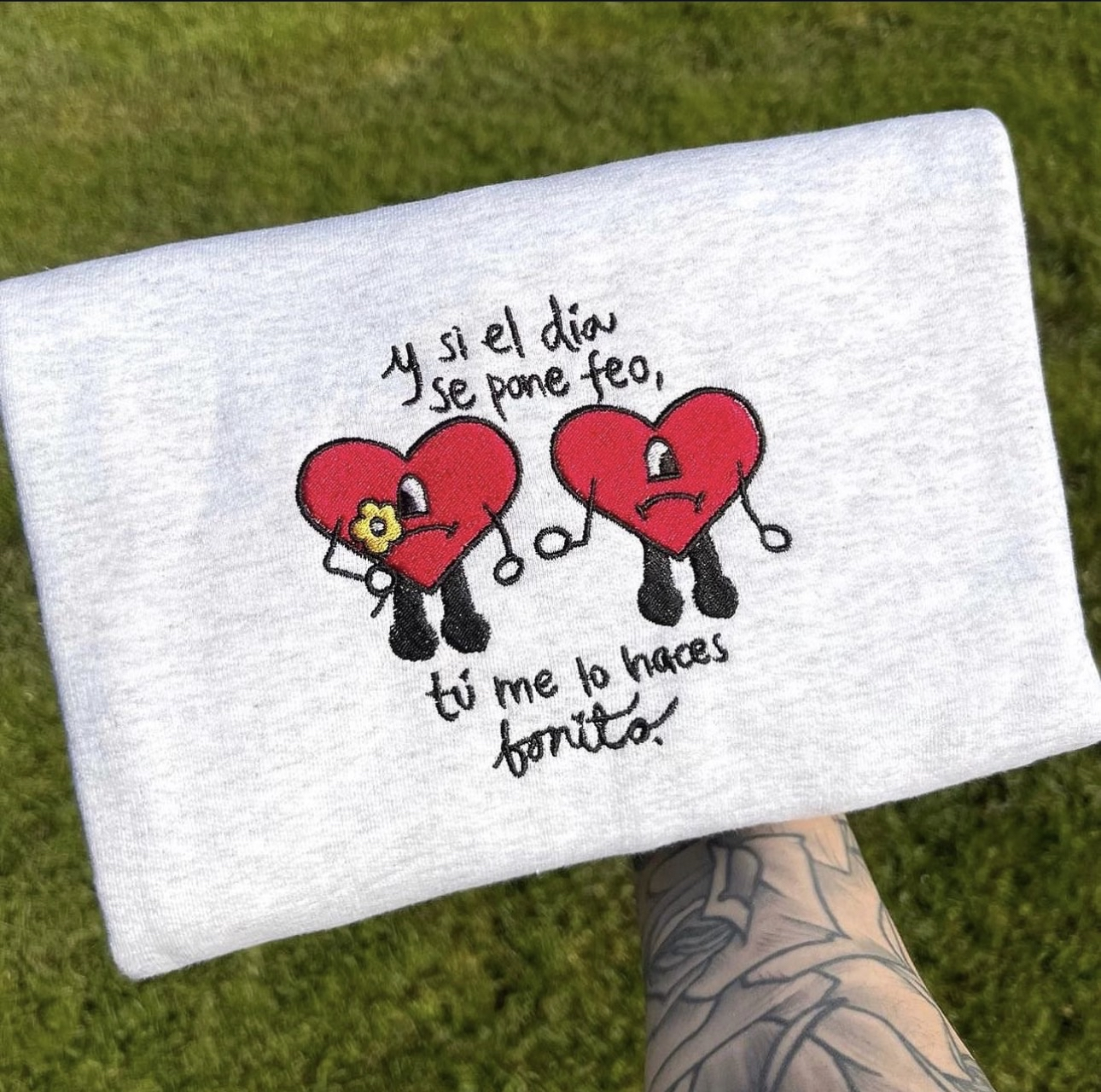 Se Pone Feo Embroidered Sweater