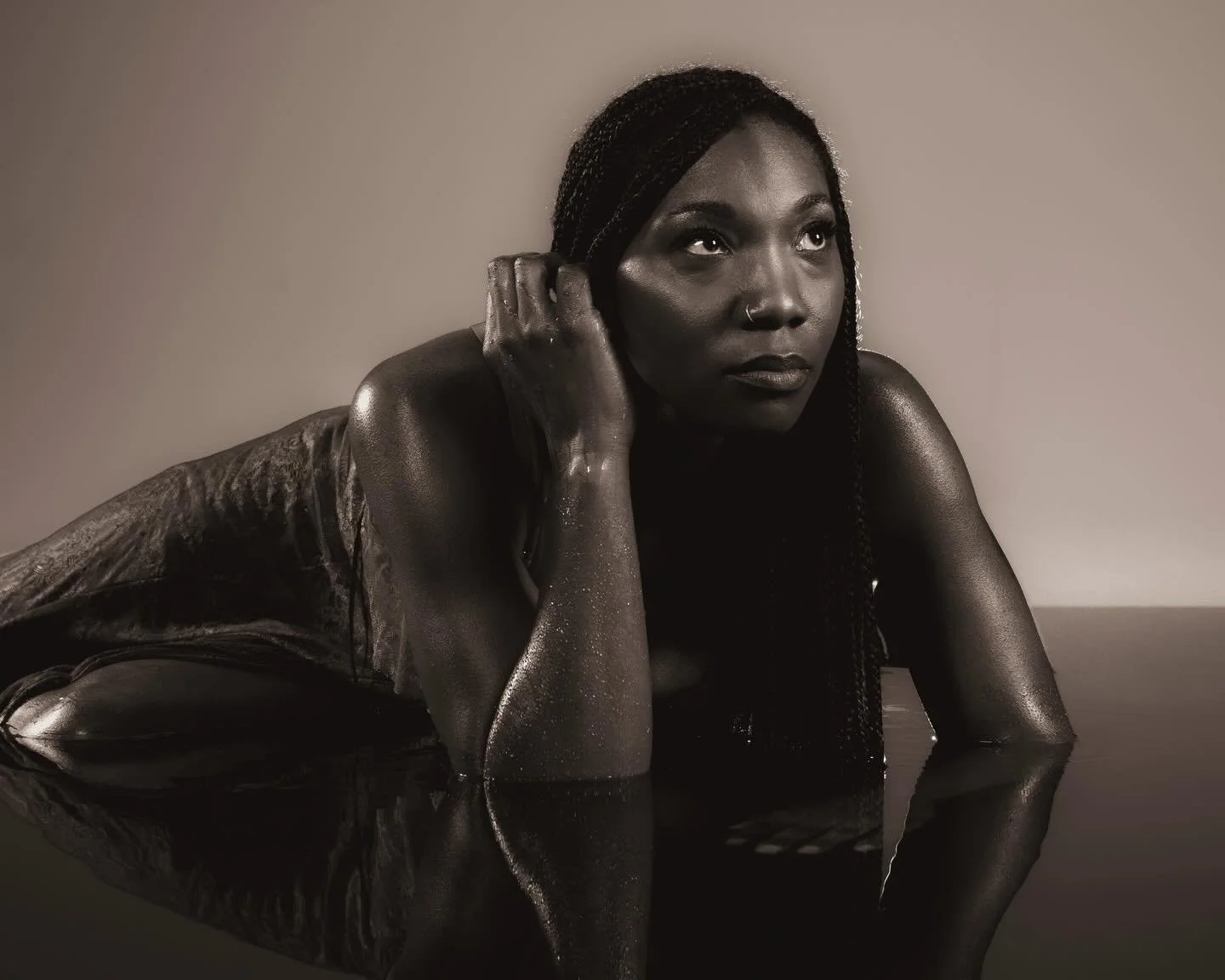 4/8 &bull; water reflection photoshoot 𓈒𓏸.&deg;&bull; pt 2
 &bull;model: @nadja09 𓈒𓏸.&deg;&bull;