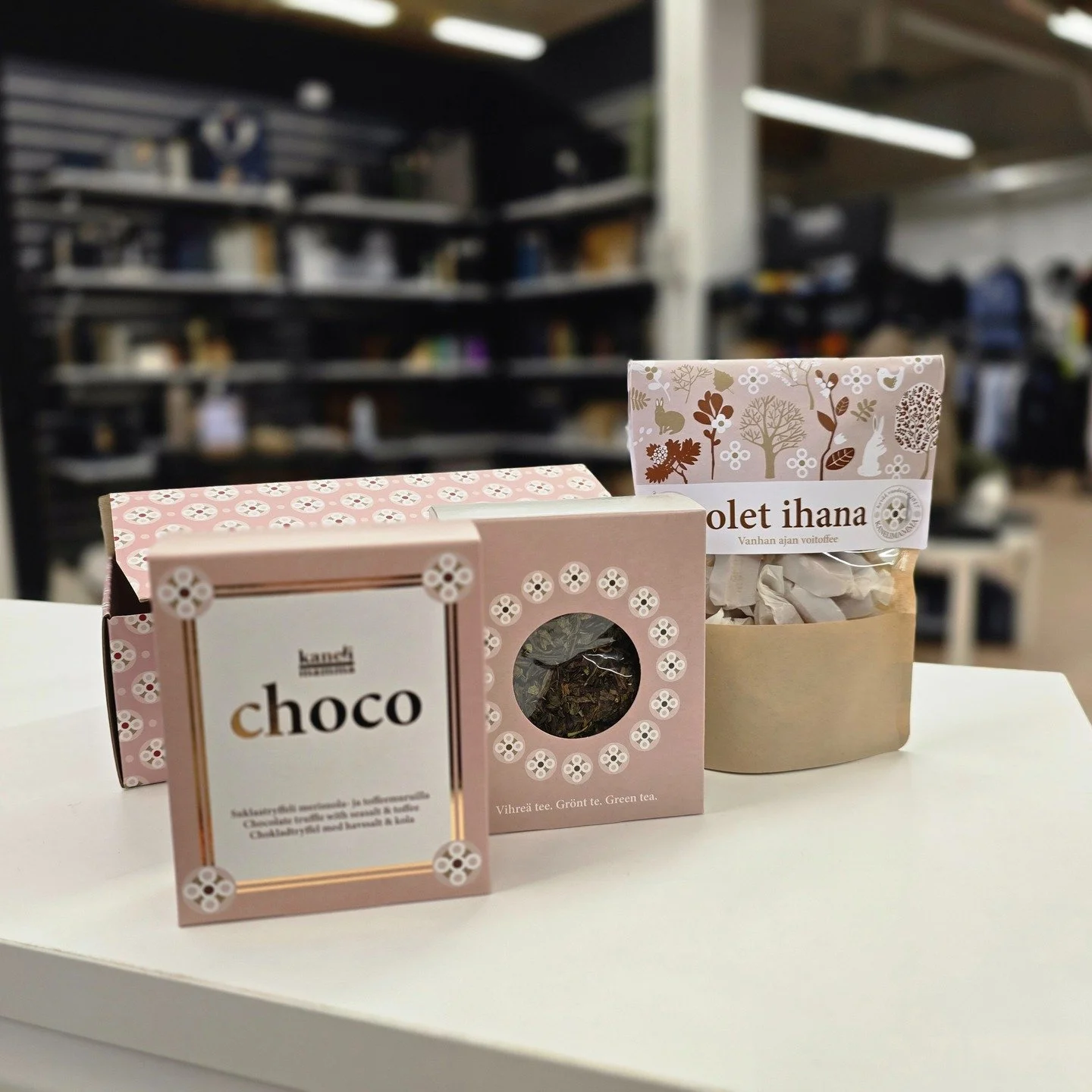 (FI/SE) 💝Yst&auml;v&auml;np&auml;iv&auml; l&auml;hestyy
Pienikin ele voi merkit&auml; paljon. 

Kotimaisista herkuista koottu lahjapakkaus henkil&ouml;st&ouml;lle, asiakkaille ja yhteisty&ouml;kumppaneille 💖

//

💝 Alla hj&auml;rtans dag n&auml;rm