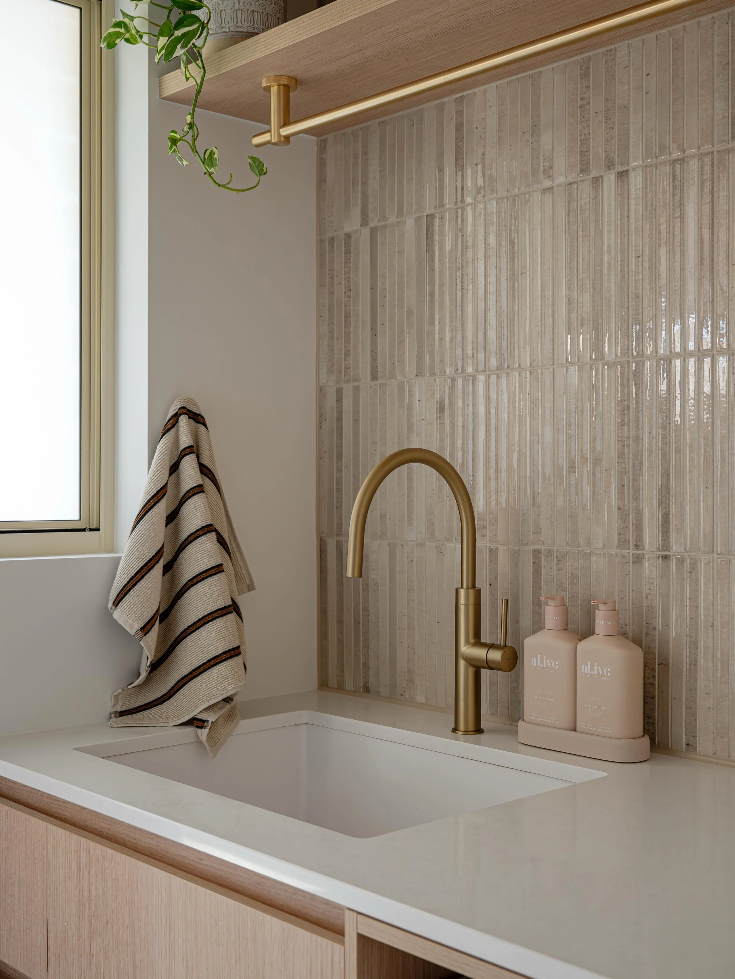 Glengowrie Laundry&hellip;. Proving good things can come in small packages 💗 

Photography @martajrussell 
Joinery @lot4joineryadl 
Builder @tmckayconstructions 
Splashback tiles @beaumont.tiles 
Cabinets @laminexau Victorian Ash
Benchtops @stoneamb