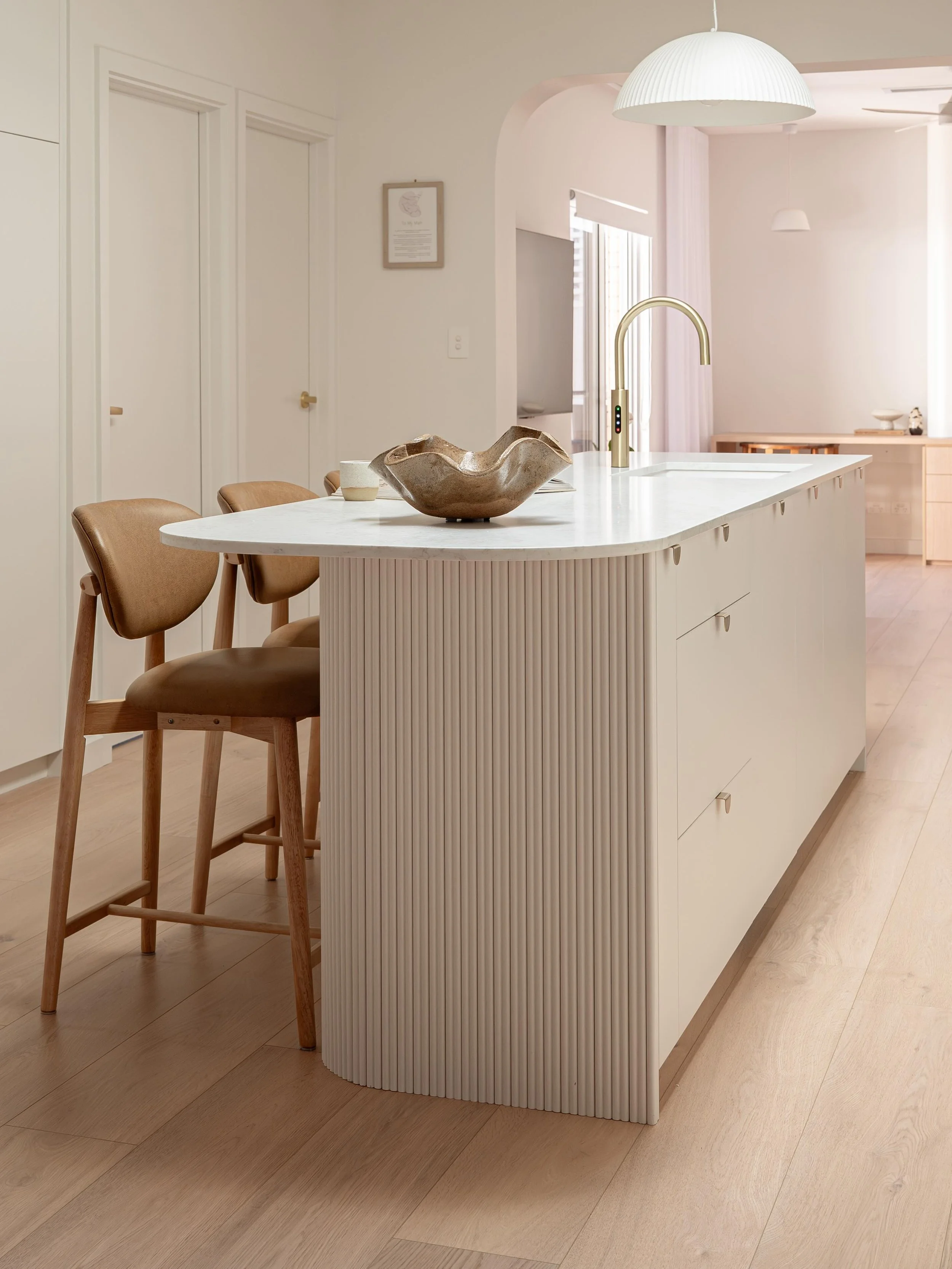 Glengowrie Kitchen 
A functional and calming space 

Joiner @lot4joineryadl 
Builder @tmckayconstructions 
Joinery @polytec Classic White and @laminexau Victorian Ash 
Benchtops @stoneambassadoraus 
Handles and Pot Filler @abiinteriors
Photography @m