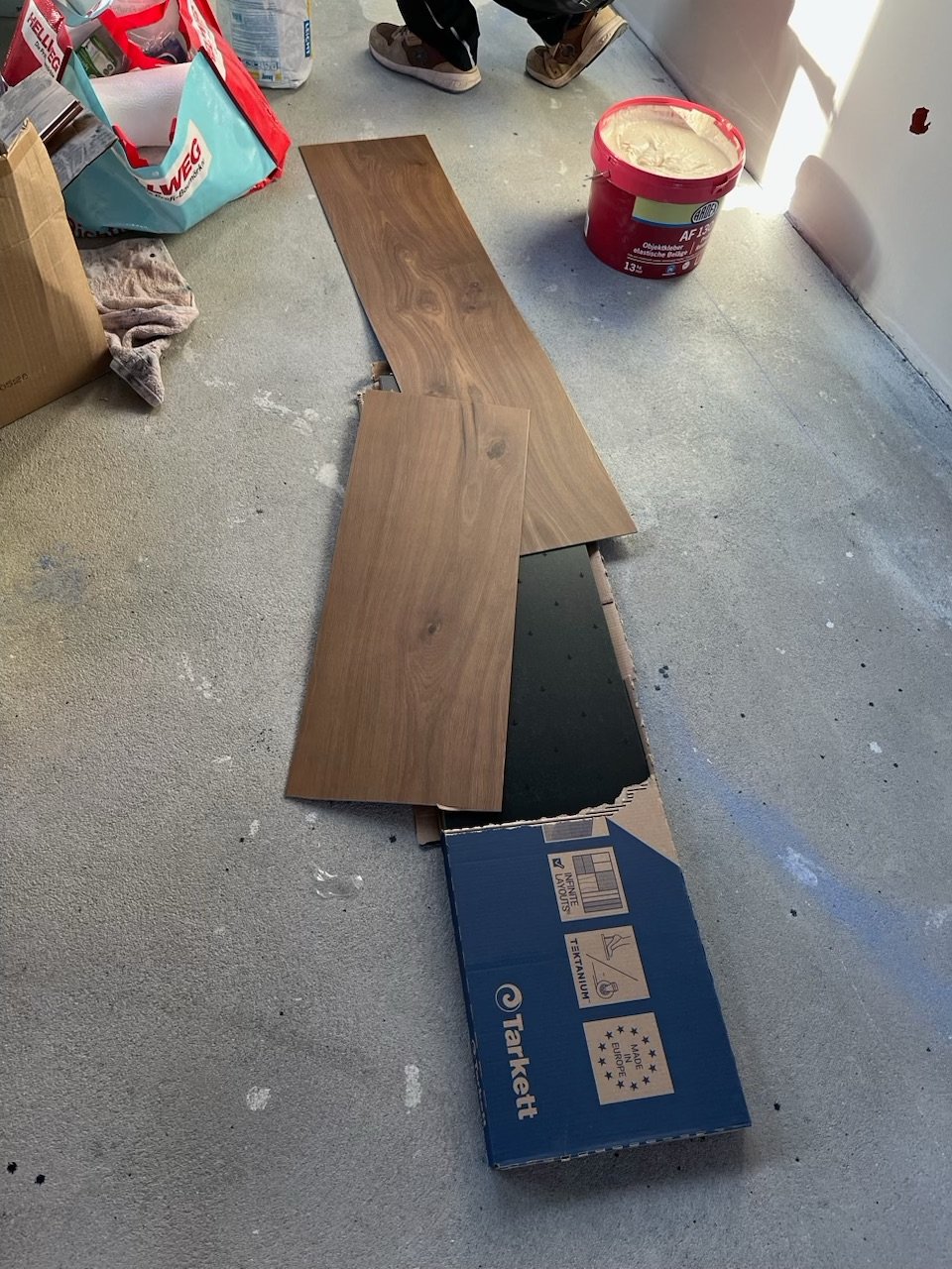 The floor is here.. now you just have to imagine me walking on it!! Everyday we get one step closer to opening!! 

#lumiberlin #berlinyoga #berlinpilates #europacityberlin #trainwithus #yogaberlin #pilatesberlin #breathe #community #berlinpilates