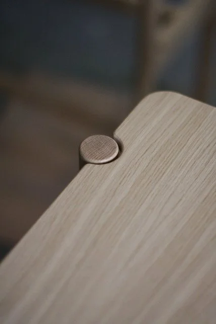 OTIS Shelving by honest – close-up of oak shelf and rounded timber fixing detail