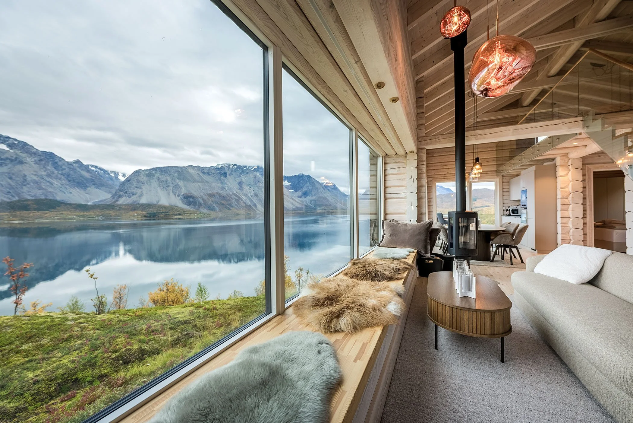 Wohnbereich mit Holzofen und Fjordblick