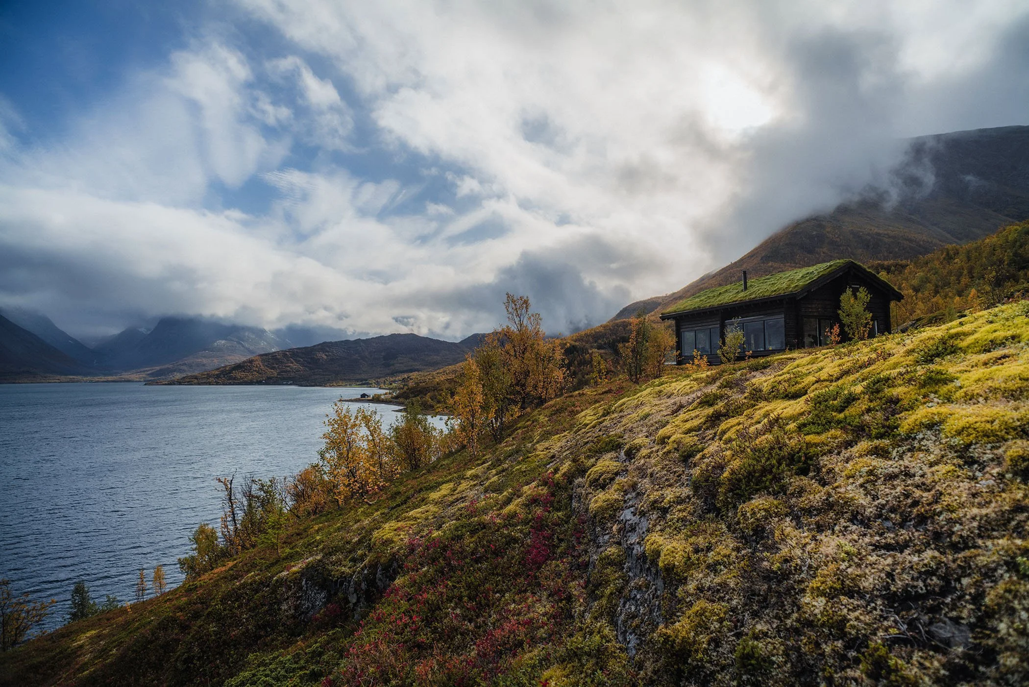 Blockhaus am Hang mit Blick über den Ullsfjord und die Berge
