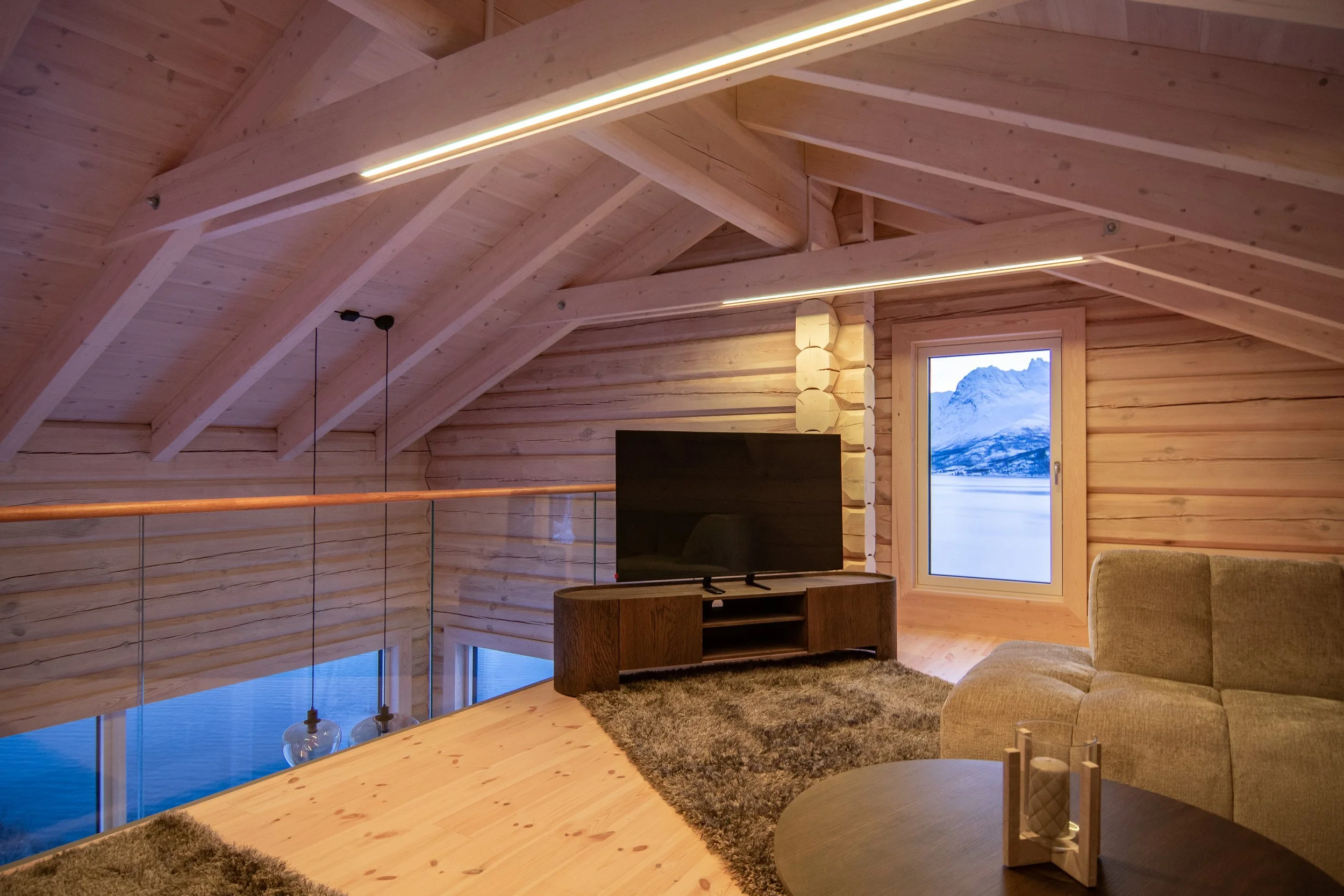 05_livingroom_up_tind (1).jpg