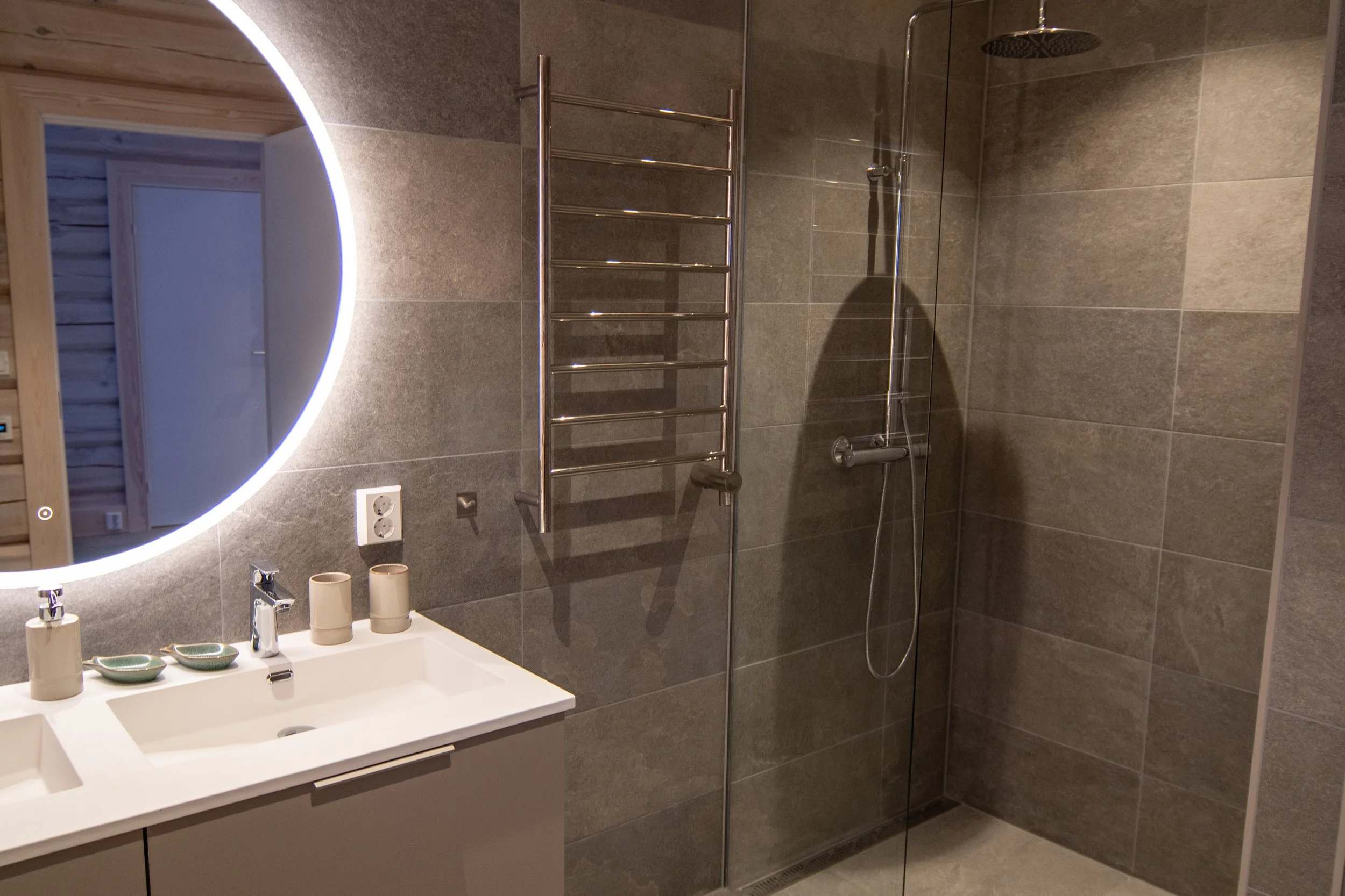 07_bathroom_tind (1).jpg