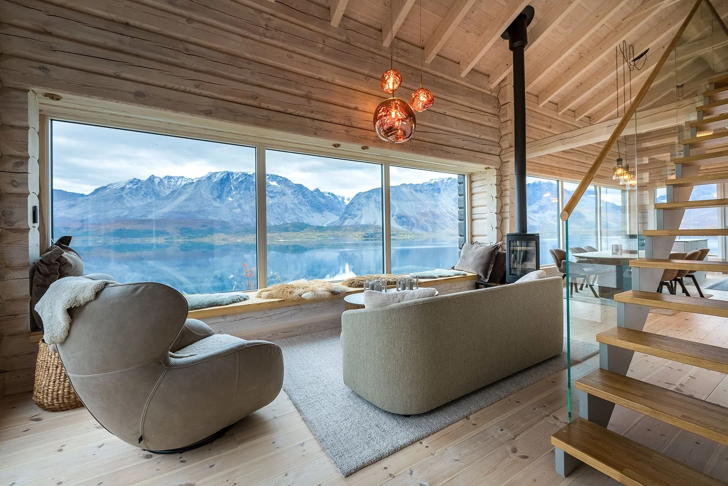 Wohnraum mit Panoramafenster zum Fjord