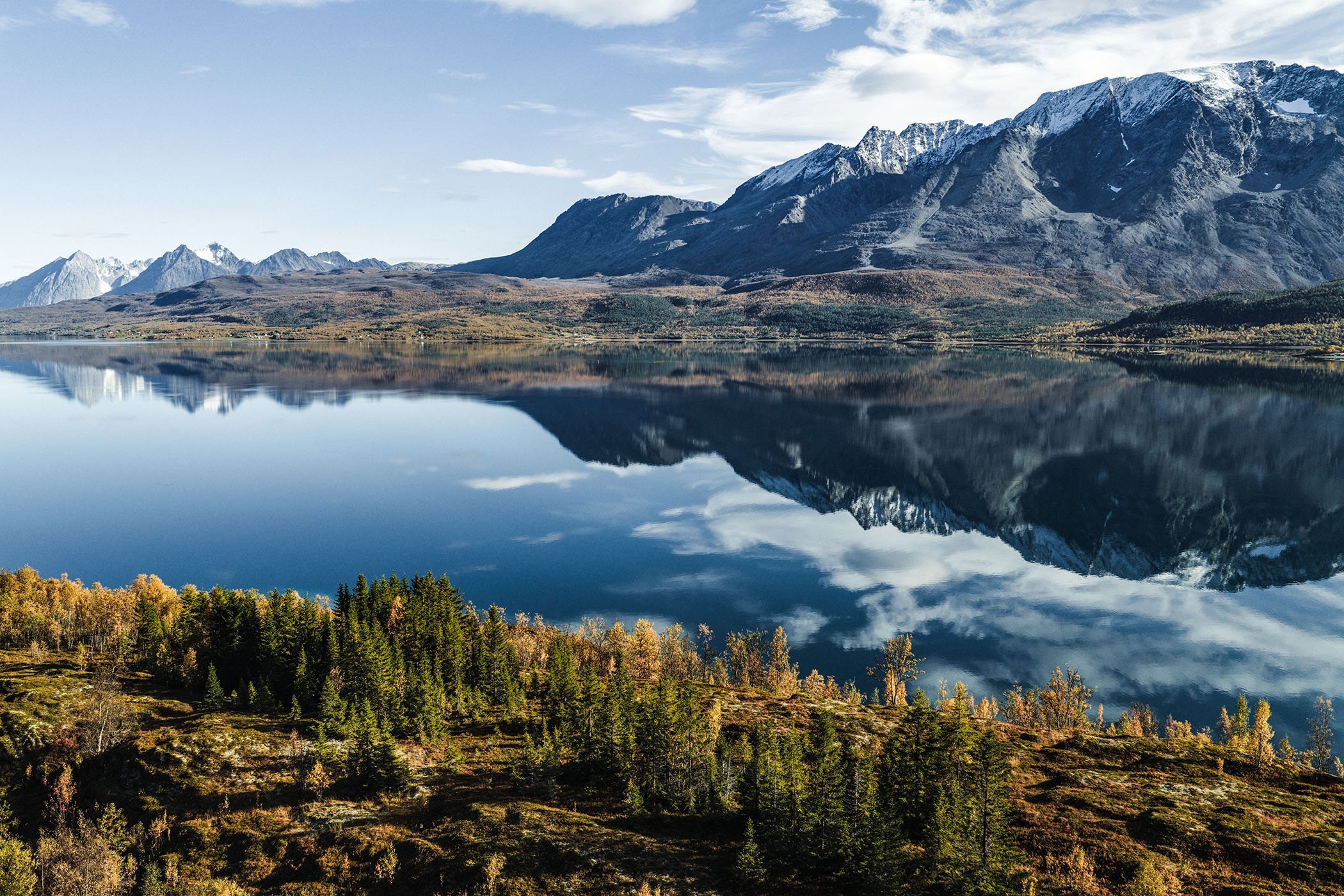 Luftbild vom Ullsfjord mit Bergen und Spiegelung im Fjord