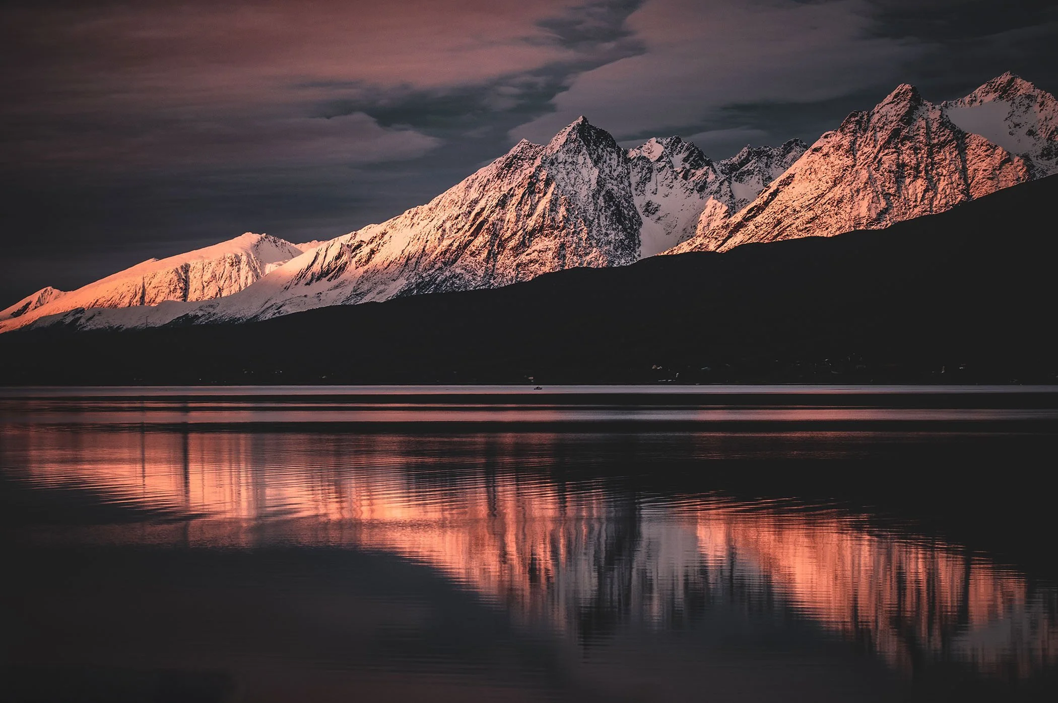 Alpenglühen über dem Fjord